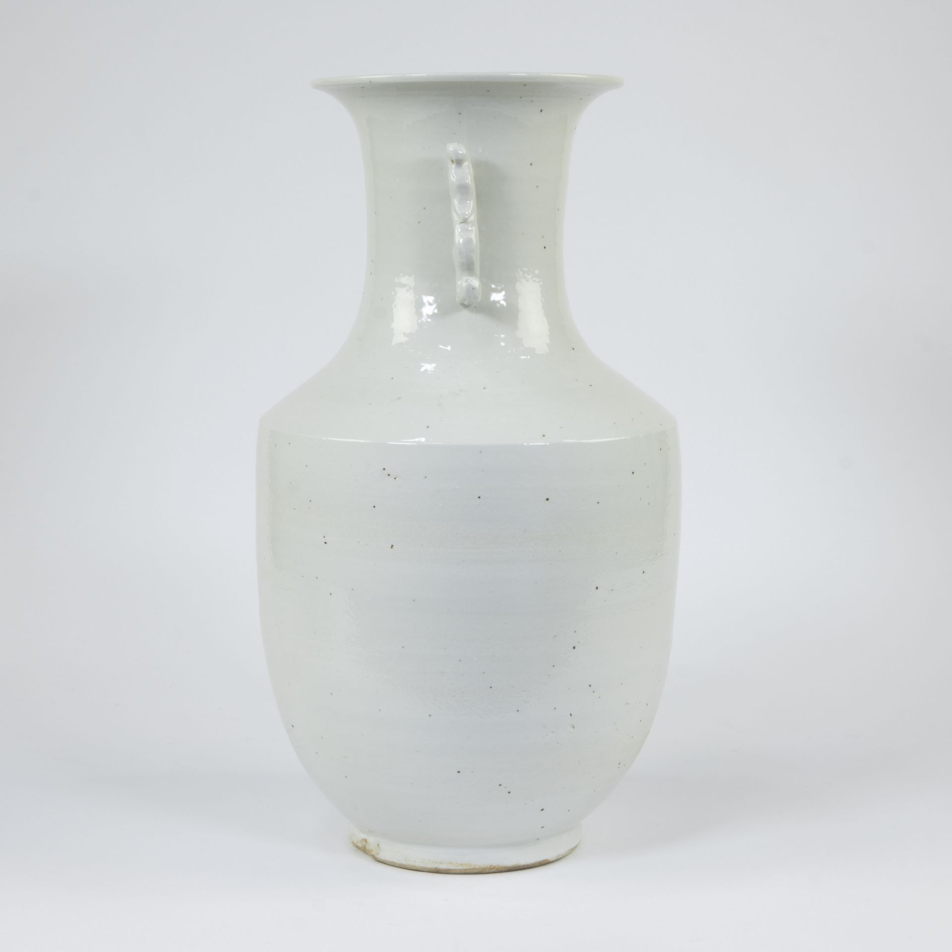 Chinese vase in white porcelain on wooden base - Image 3 of 9