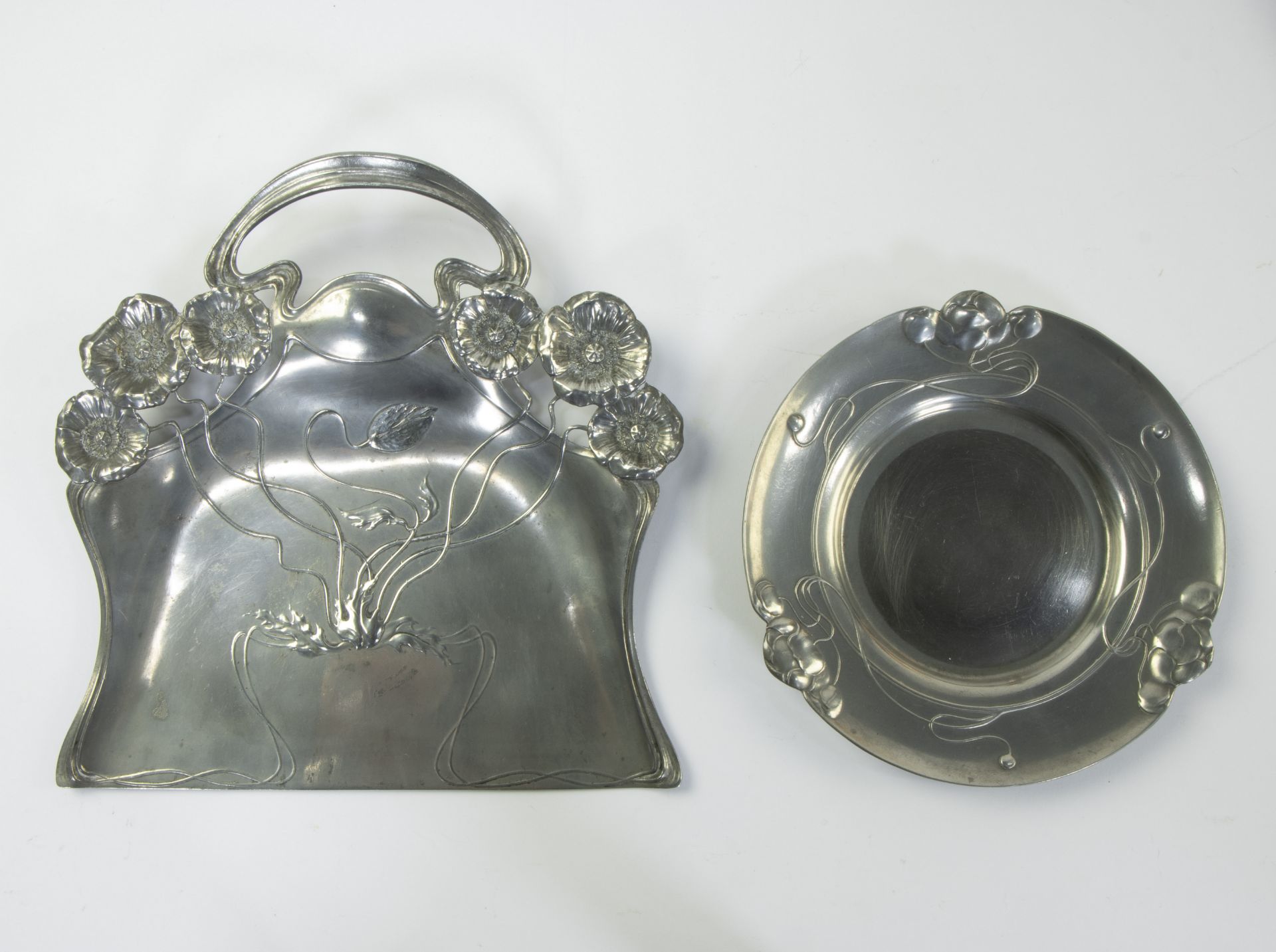 Collection of Art Nouveau objects with typical whipping motif, sweeping tin with brush, 2 bowls, cof - Image 2 of 5
