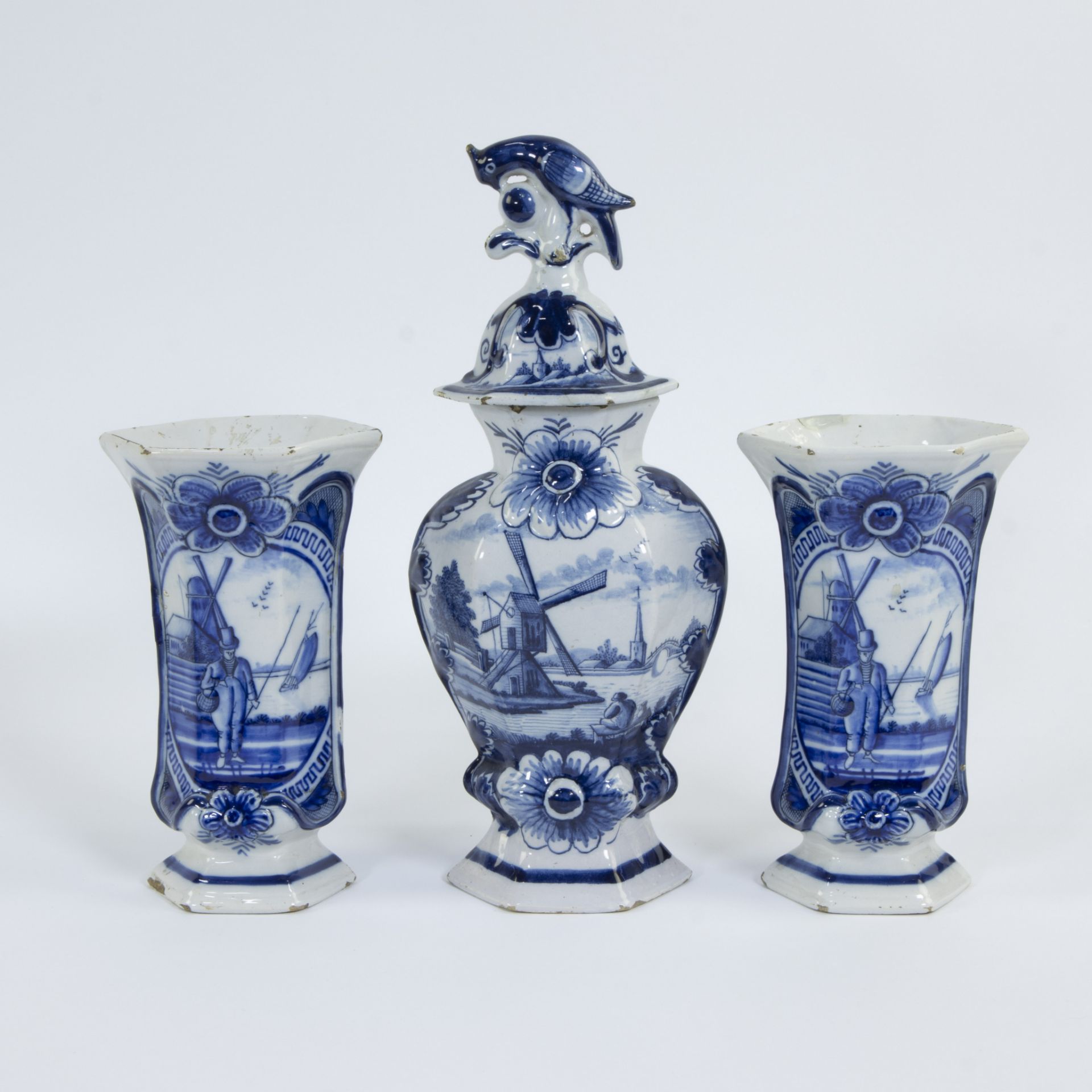 Collection Delftware, 3 polychrome plates 18th century and 3 vases blue white from a garniture set - Bild 4 aus 5
