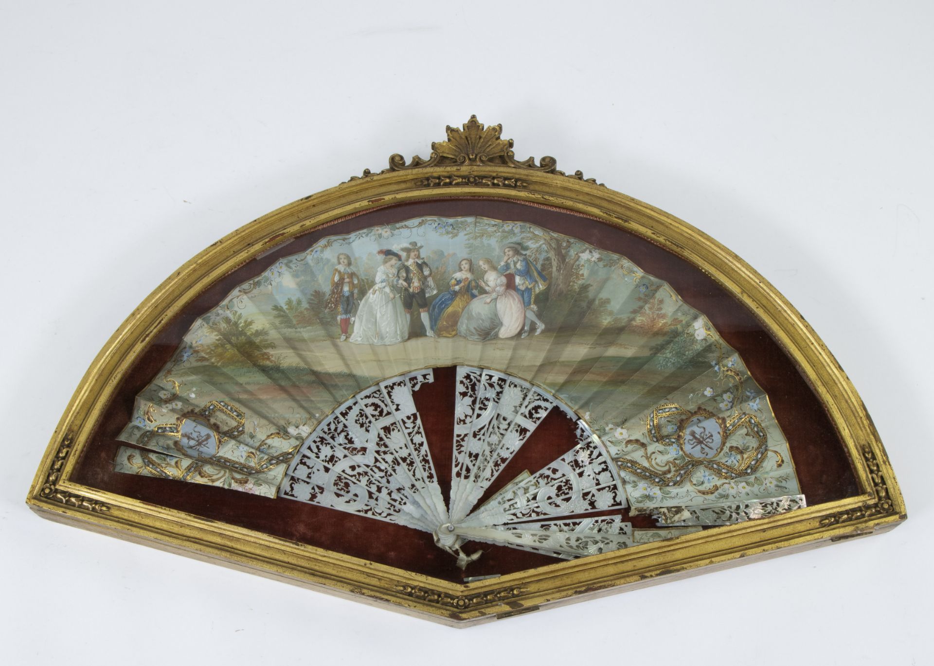 Set of 2 fans with hand-painted romantic decor, one signed and in a gilt Louis XV frame behind glass - Image 4 of 4