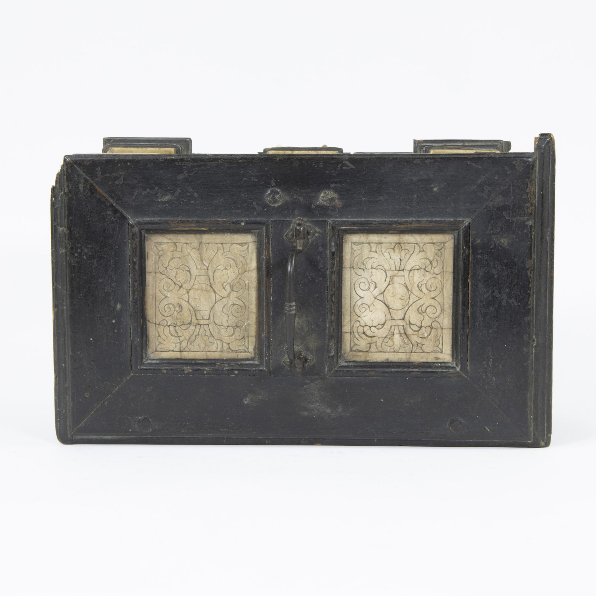 An early 17th century ebonised and alabaster table casket, Malines, circa 1630 - Bild 6 aus 6