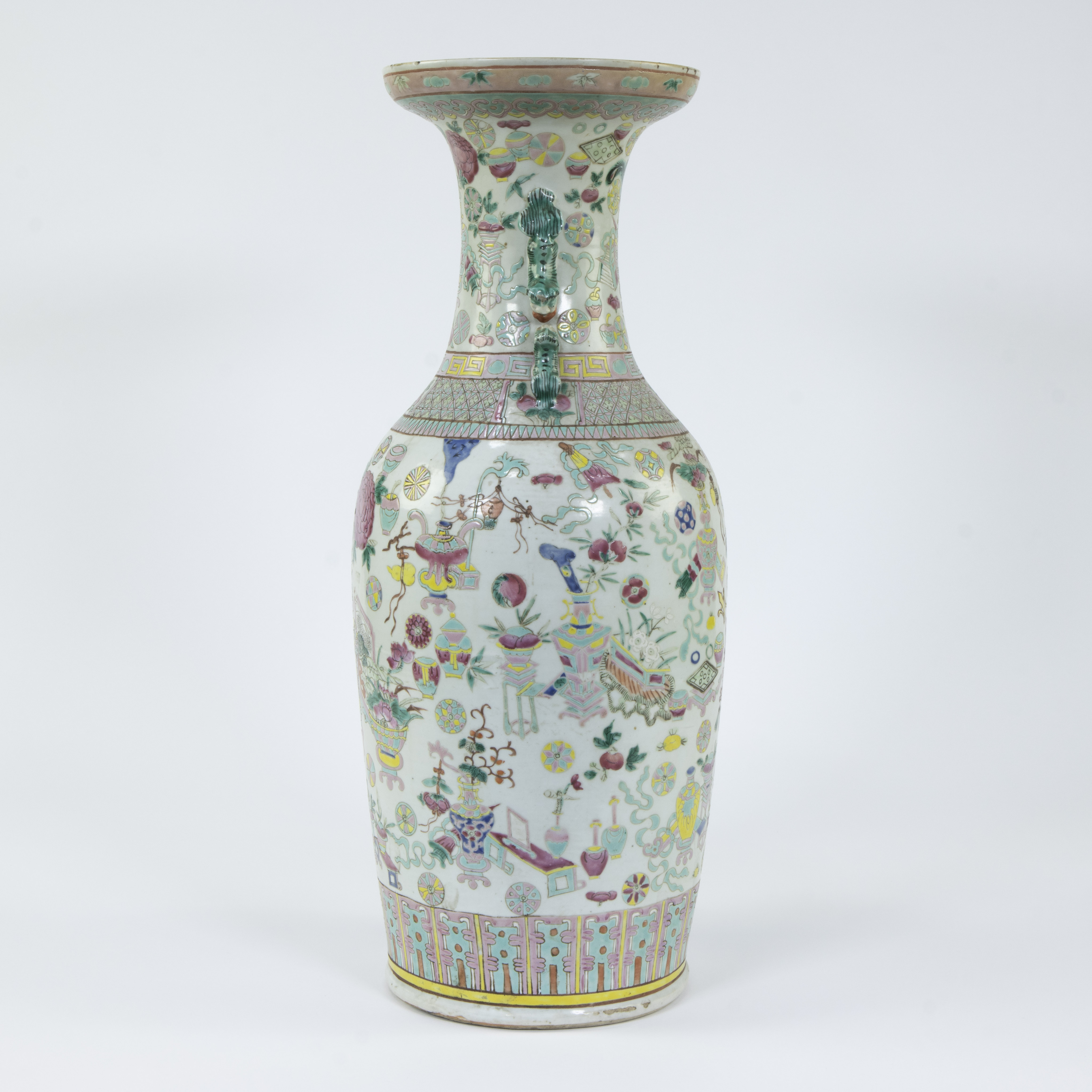 Baluster vase in Chinese porcelain with decoration of valuables, famille rose, 19th century - Image 2 of 6