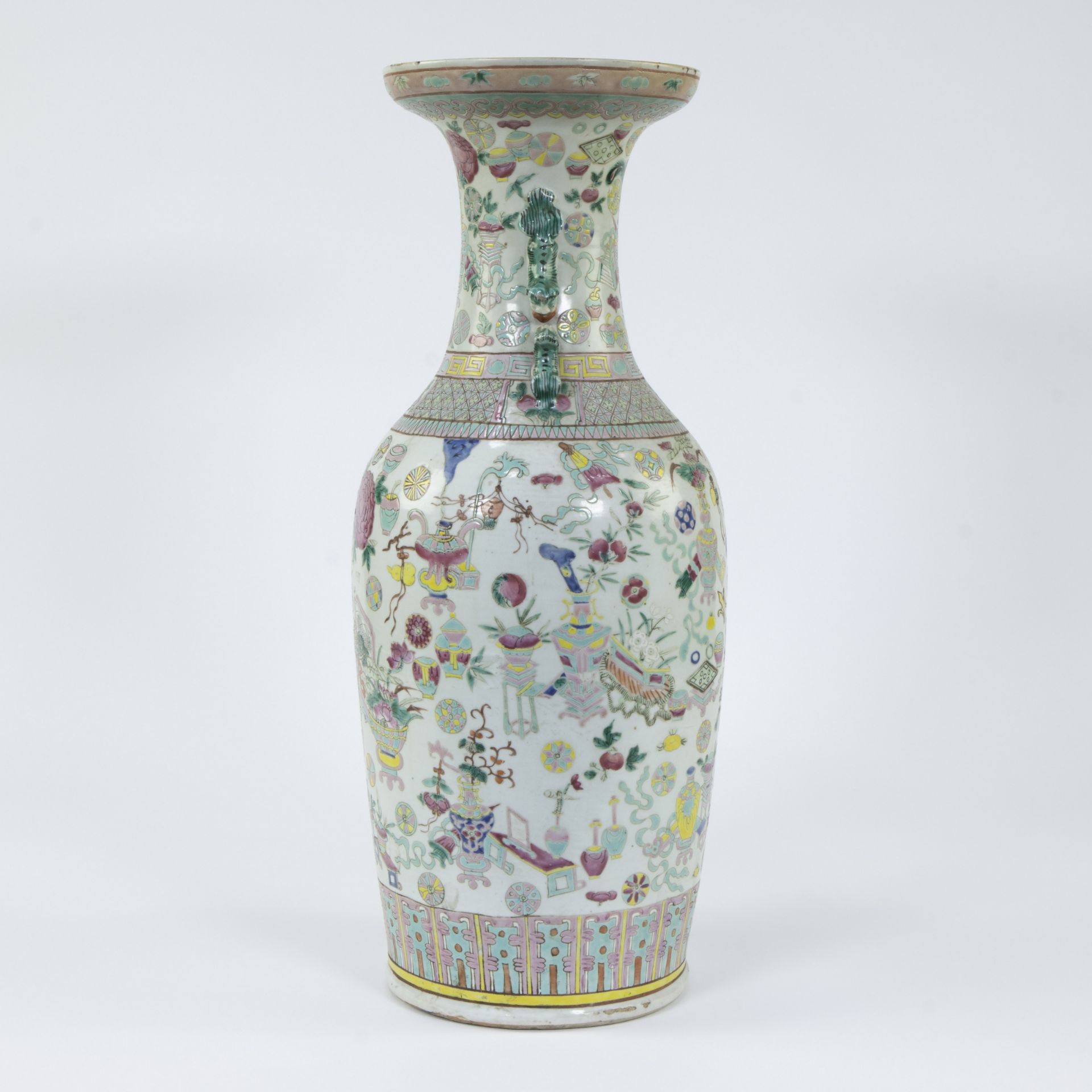 Baluster vase in Chinese porcelain with decoration of valuables, famille rose, 19th century - Bild 2 aus 6