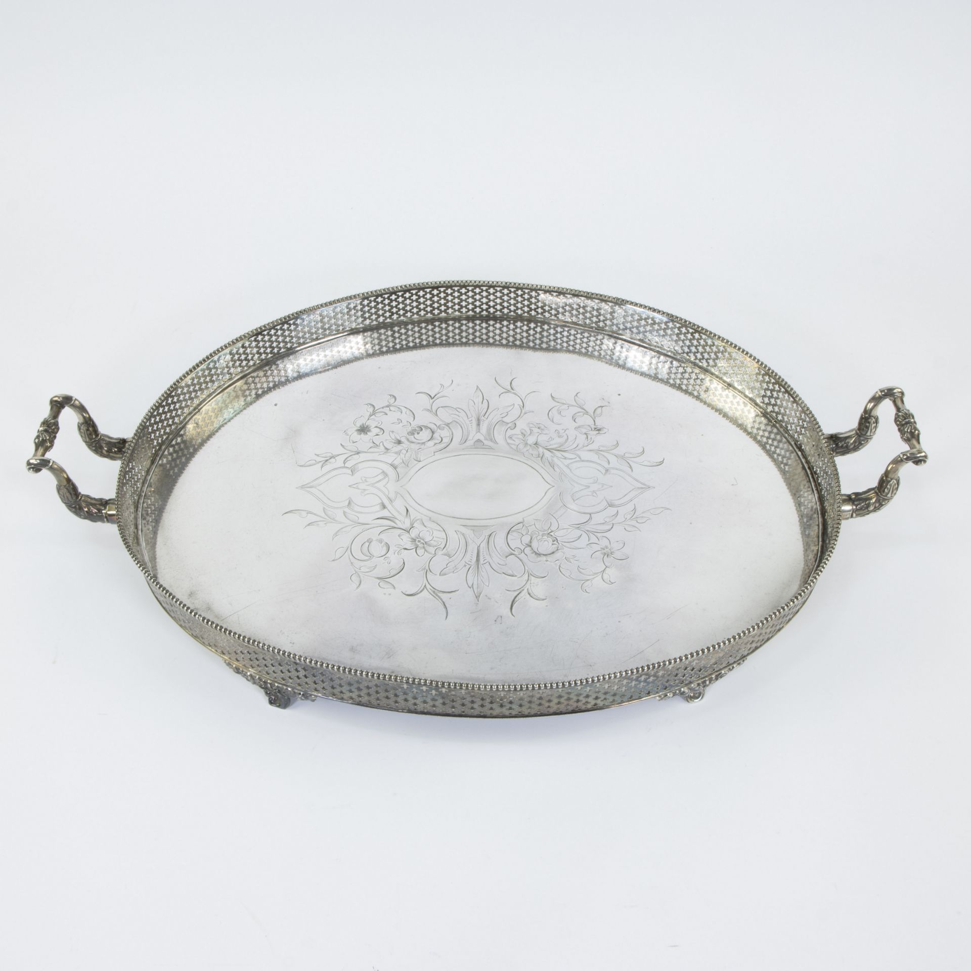 Large silver serving dish with central hand-engraved motif and finely perforated rim in the shape of - Bild 2 aus 6