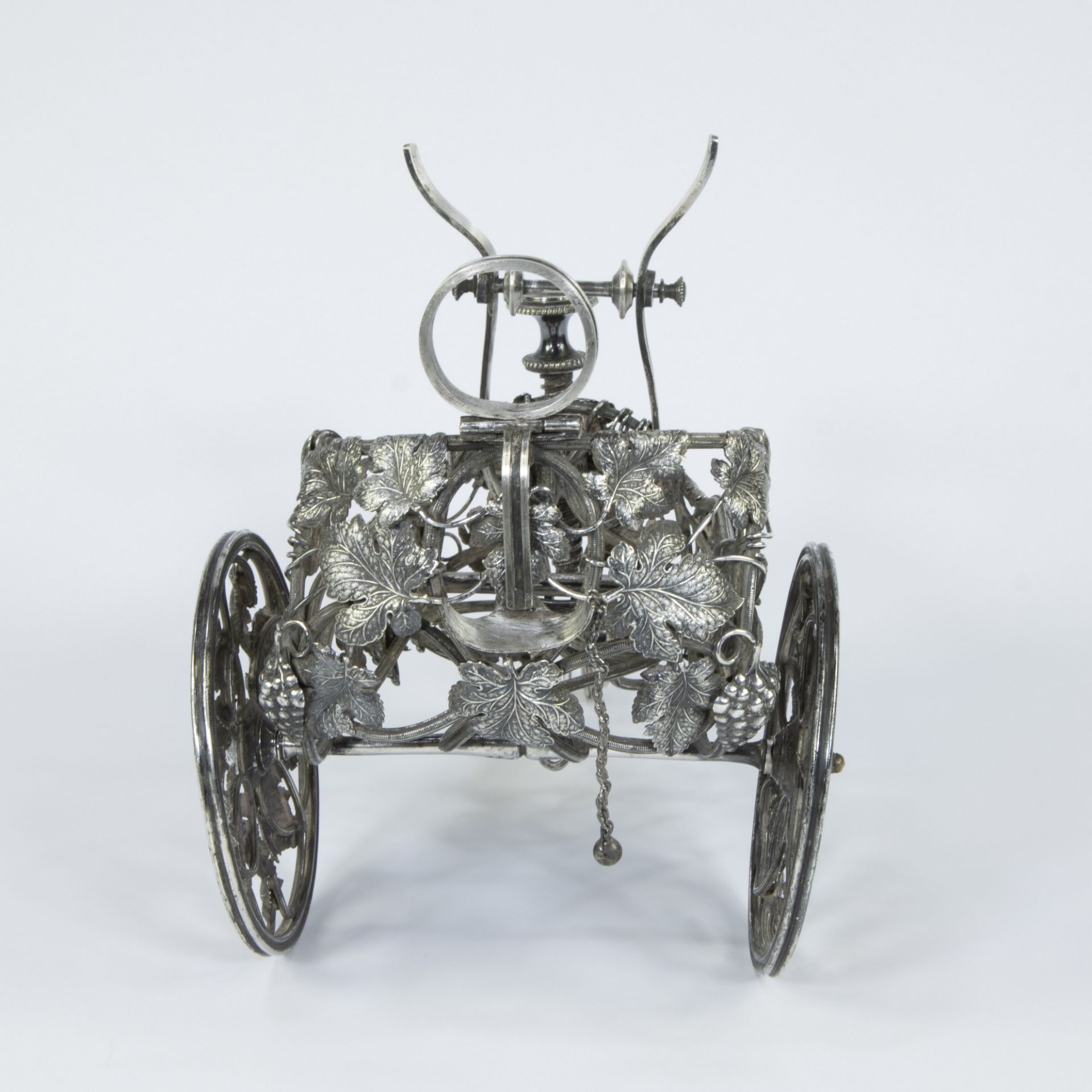 A French large silver-plated bottle chariot on three wheels, decorated with vines and grapes - Bild 3 aus 6