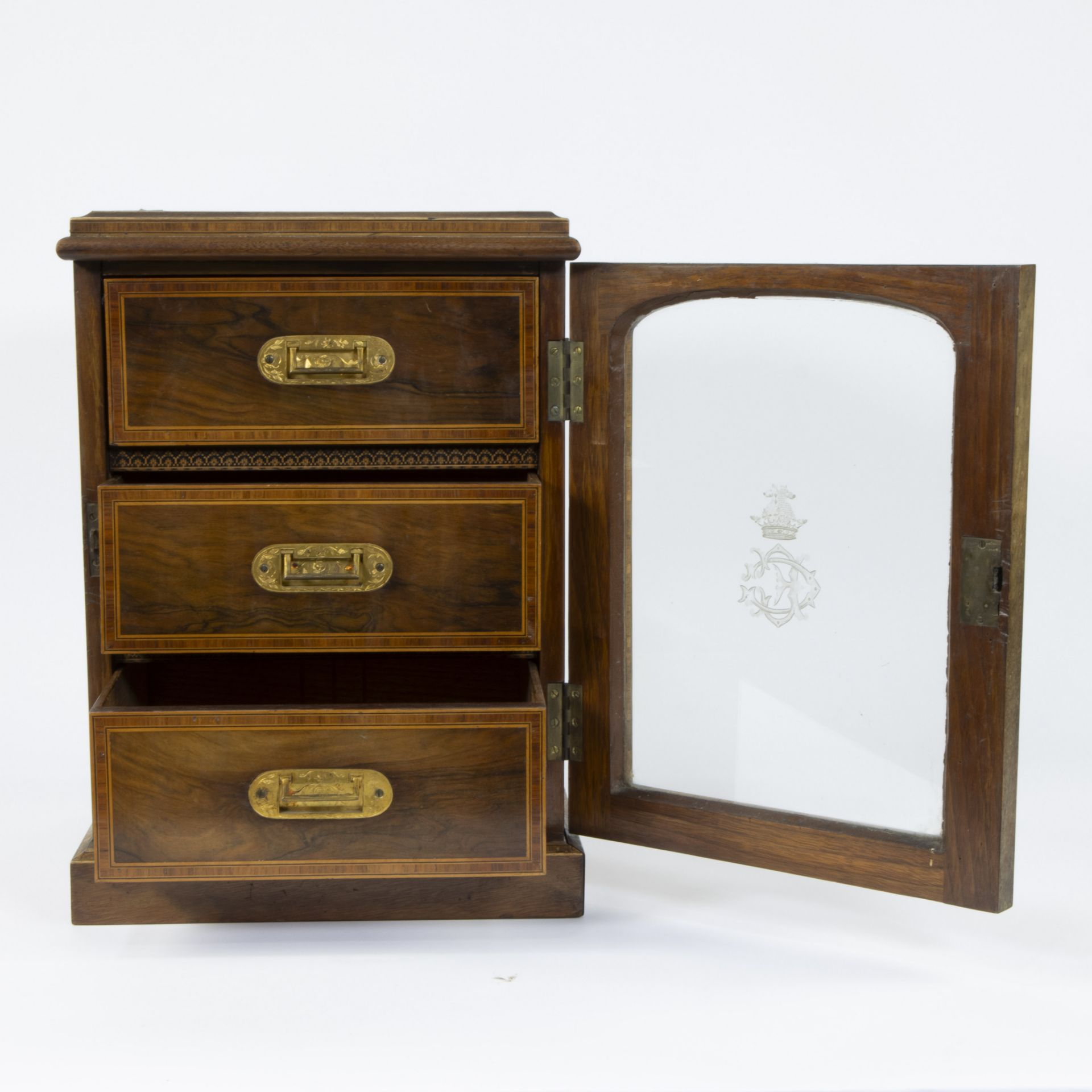 Small table showcase with marquetry, 3 drawers and engraved coat of arms on glass - Image 2 of 4