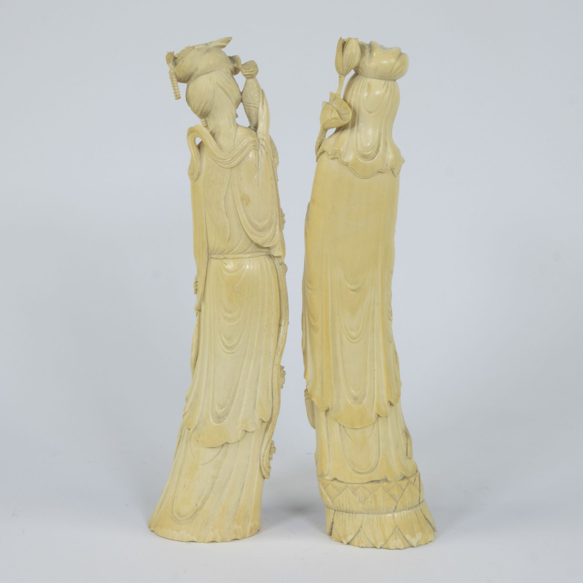 A pair of Japanese ivory sculptures depicting two female goddesses with long robes in a graceful bow - Bild 3 aus 5