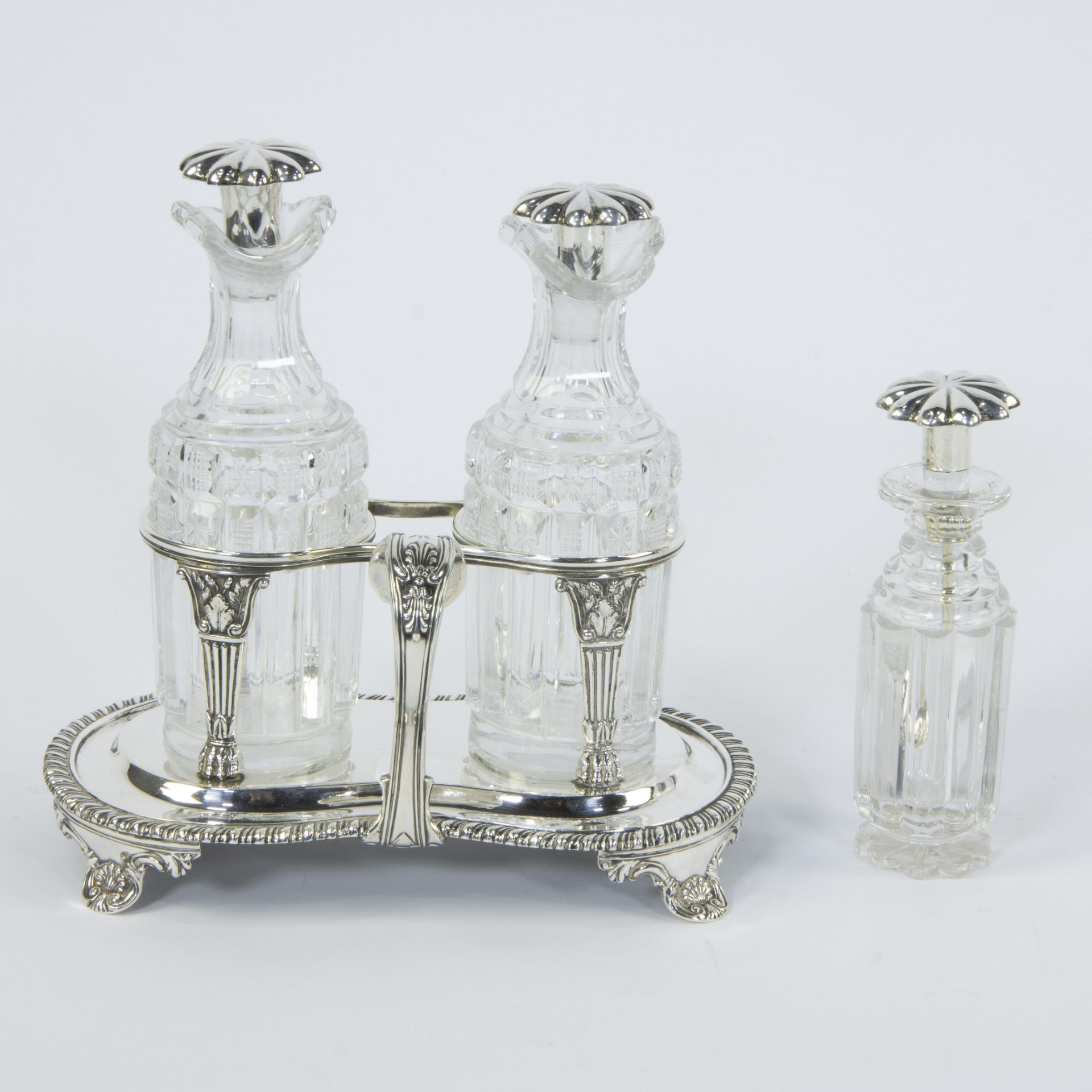 A silver-plated oil and vinegar set with marks and a small oil bottle - Bild 2 aus 5