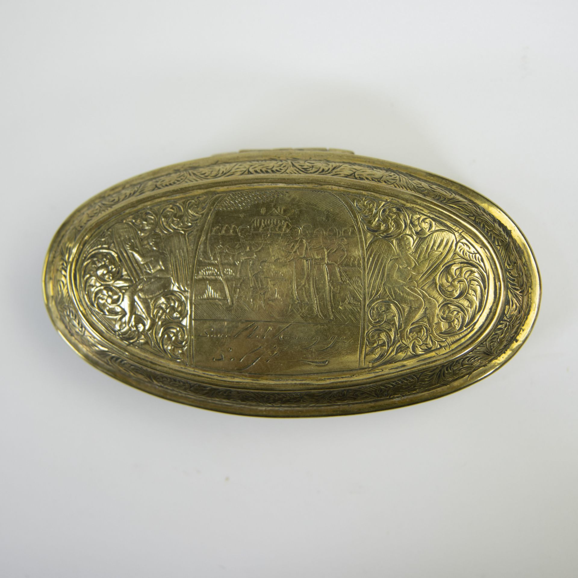 12 pewter plates and gilt tobacco box - Image 5 of 5