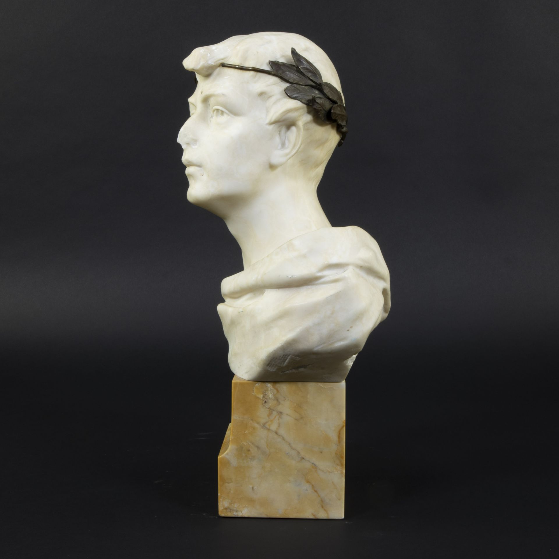 Julius Paul SCHMIDT-FELLING (1835-1920) (attributed), bust of a young victor in alabaster with bronz - Bild 2 aus 4