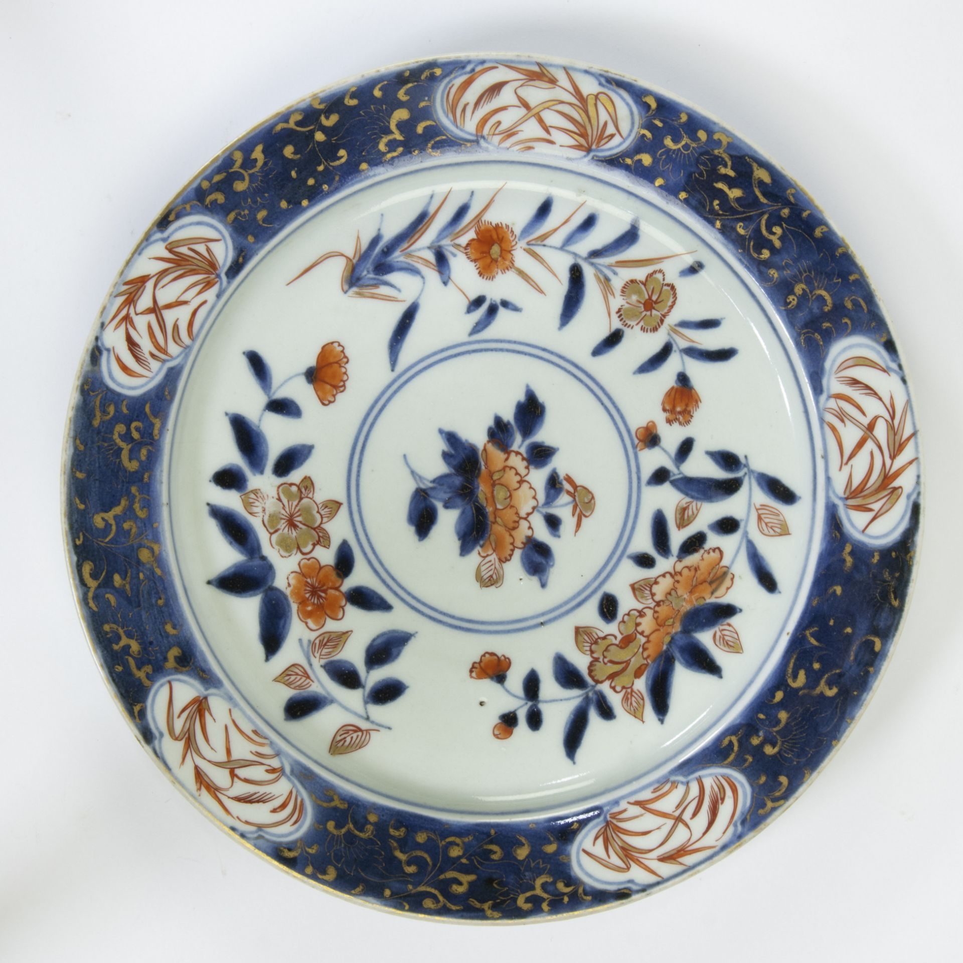 2 Chinese Imari plates and 4 blue and white plates, 18th century - Image 4 of 13