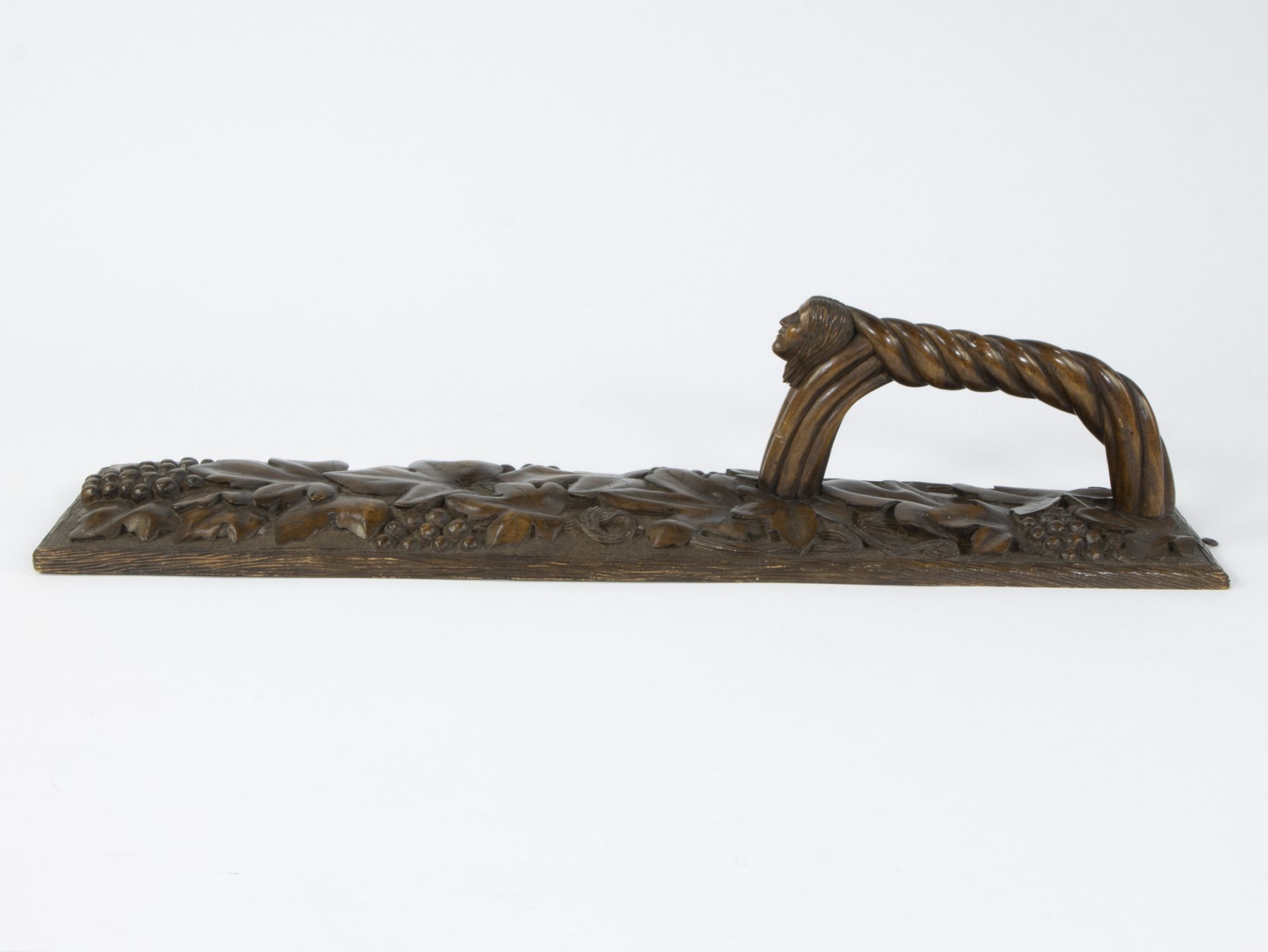 Mangle board with relief decorations, twisted handle with man's head, German, 19th century - Bild 2 aus 4