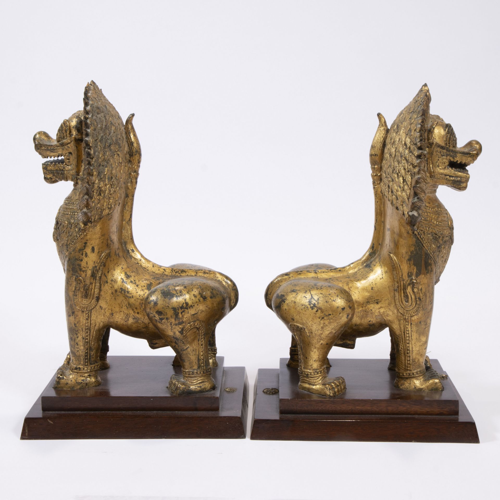 A pair of Thai temple guards in gilt bronze - Bild 2 aus 4