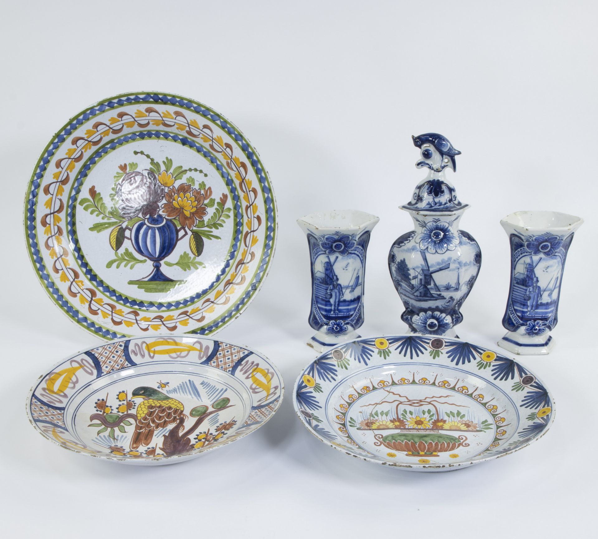 Collection Delftware, 3 polychrome plates 18th century and 3 vases blue white from a garniture set