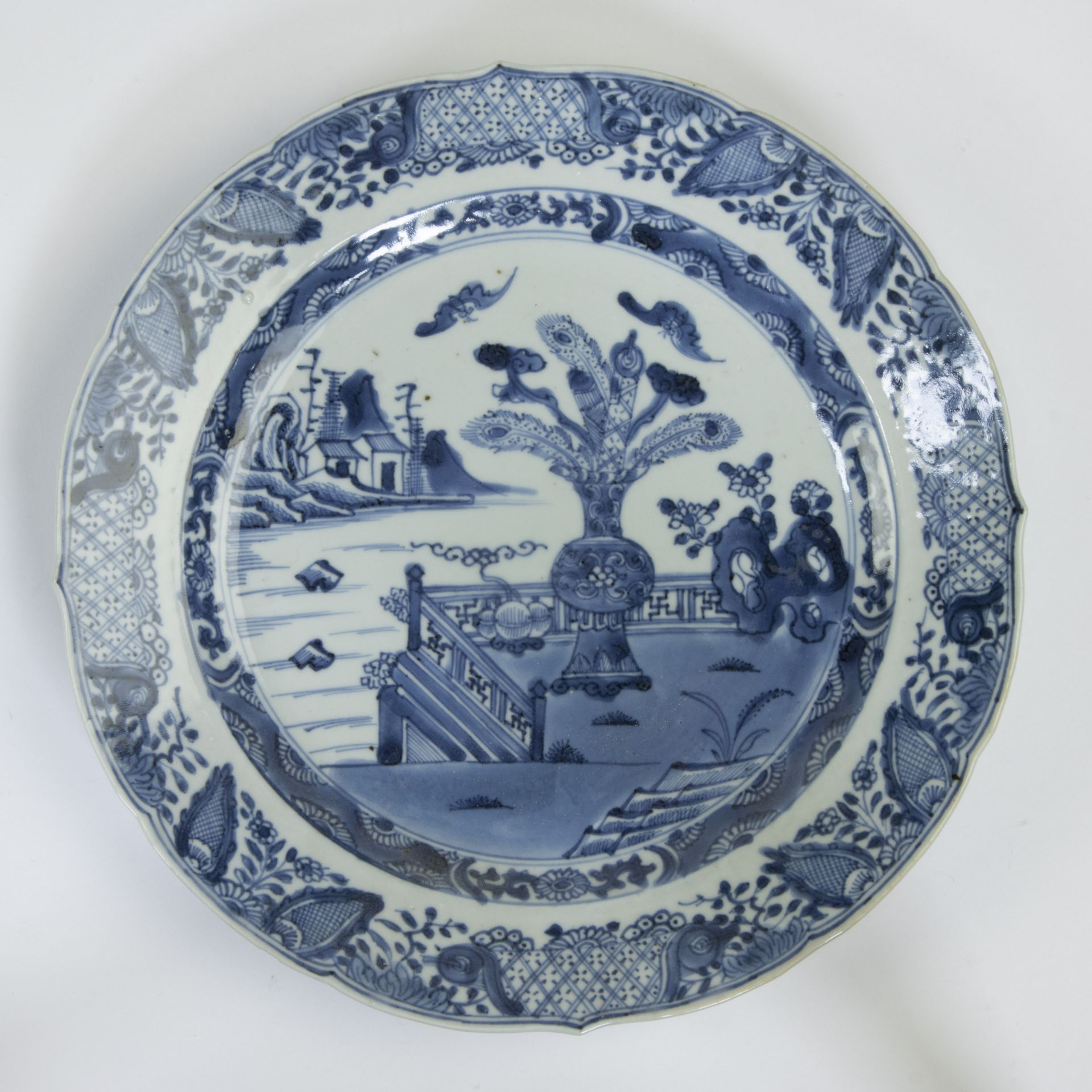 2 Chinese Imari plates and 4 blue and white plates, 18th century - Image 6 of 13