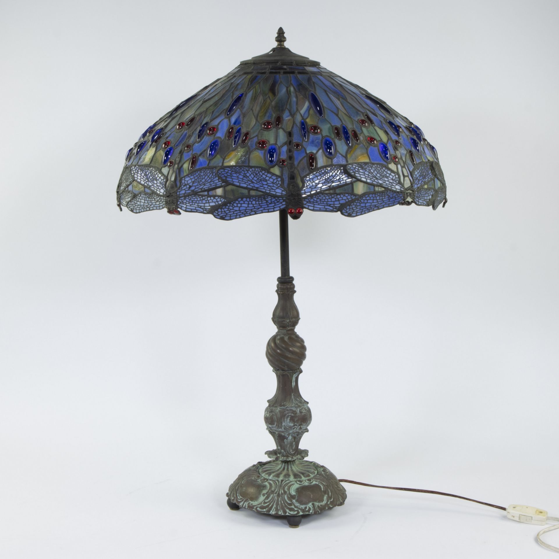 Large patinated lampadaire in Tiffany style with shade in stained colored glass with dragonflies - Image 4 of 4