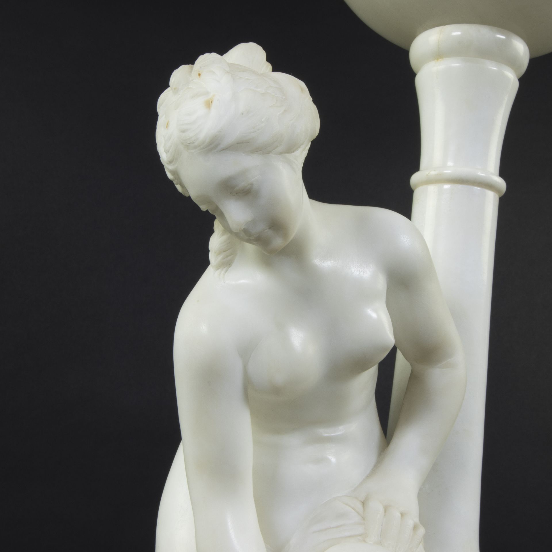 An alabaster and Carrara marble table lamp, decorated with the sculpture of a nude with towel, after - Bild 2 aus 5