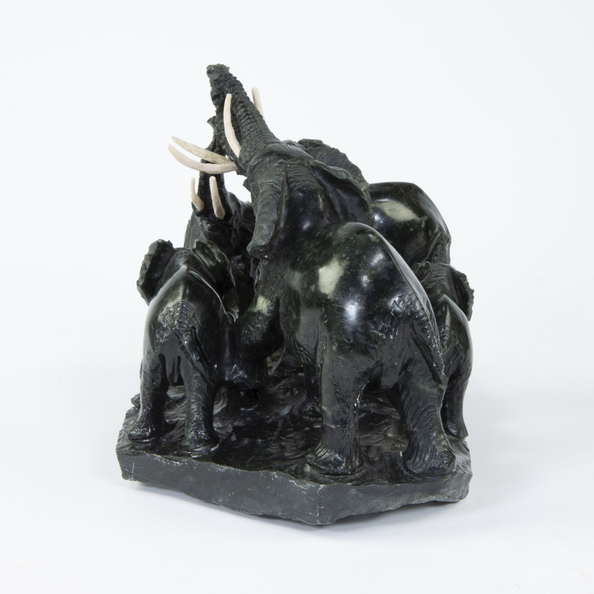 Beautiful hand sculpted sculpture of three elephants is of serpentine stone attributed to Joshua CHI - Bild 2 aus 4
