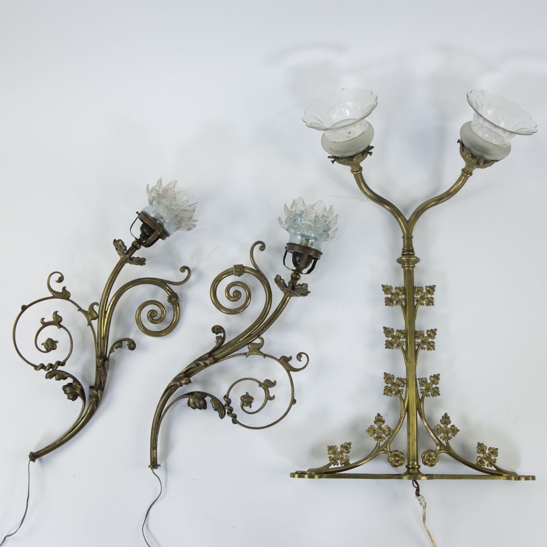 Collection of Art Nouveau chandelier with shades in yellow glass paste and 3 bronze wall fittings, m - Image 2 of 3