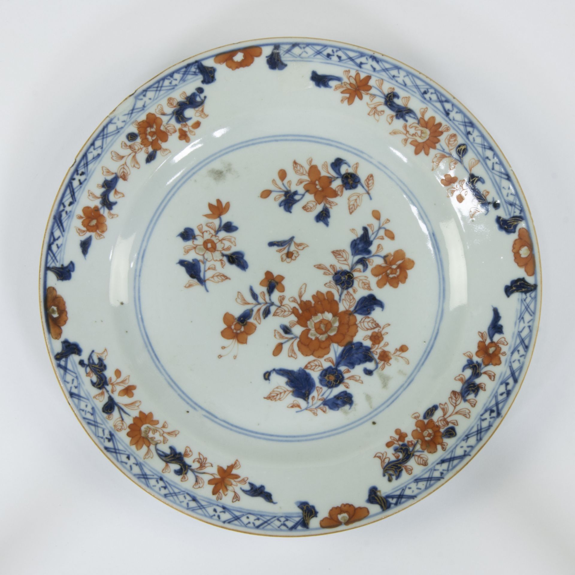 A set of 8 Imari porcelain dinner plates, decorated with peony, scattered flowers and Buddha hand ci - Image 14 of 19