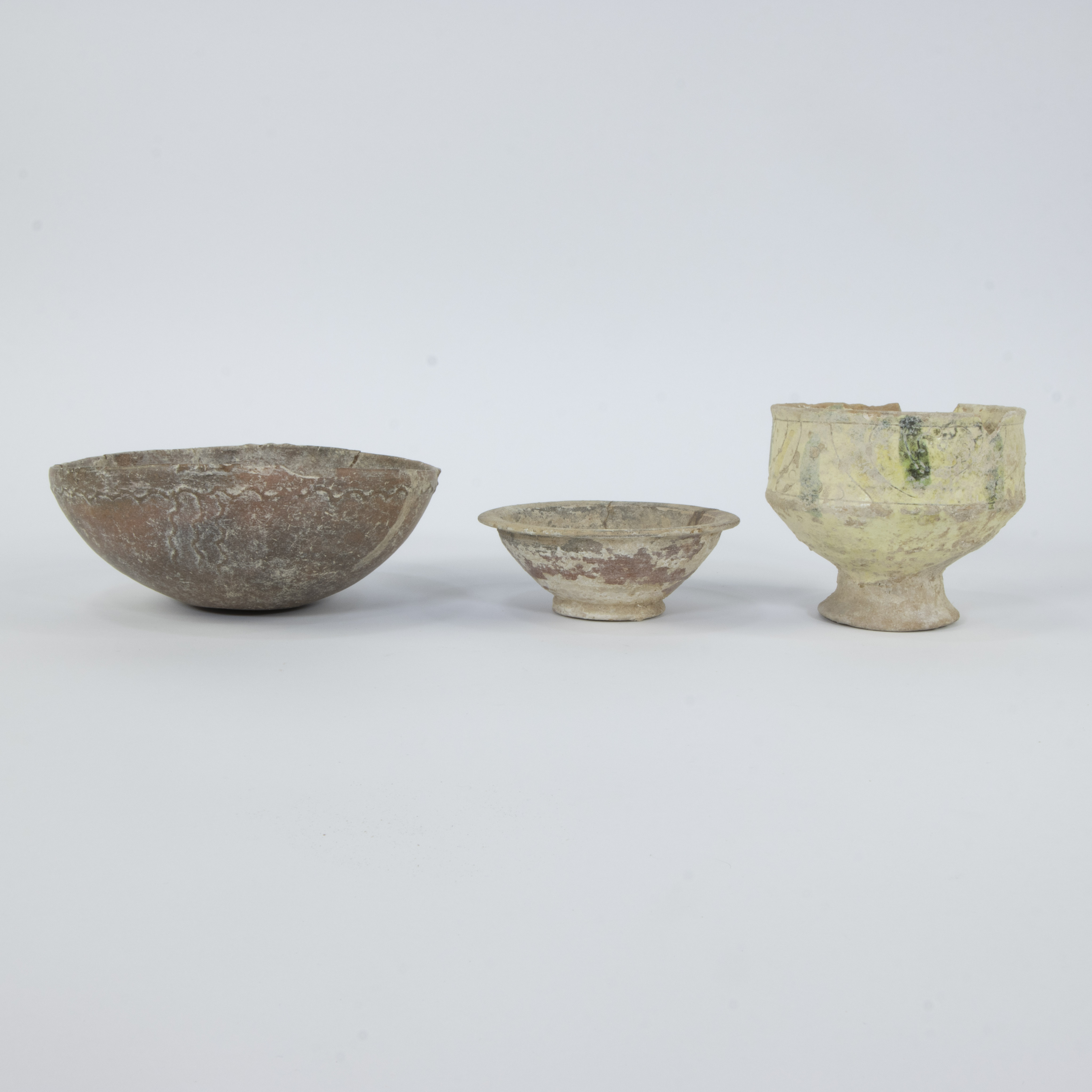 Pottery from ancient Greece, 2 bowls and a drinking cup - Image 2 of 5
