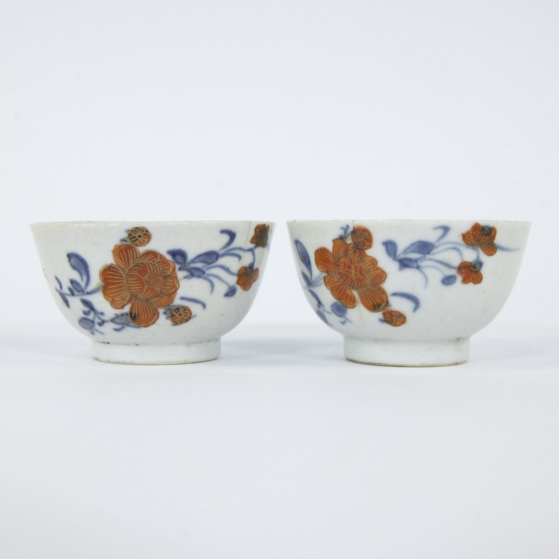 Lot of Chinese Imari saucers and cups and blue and white saucer - Image 5 of 5