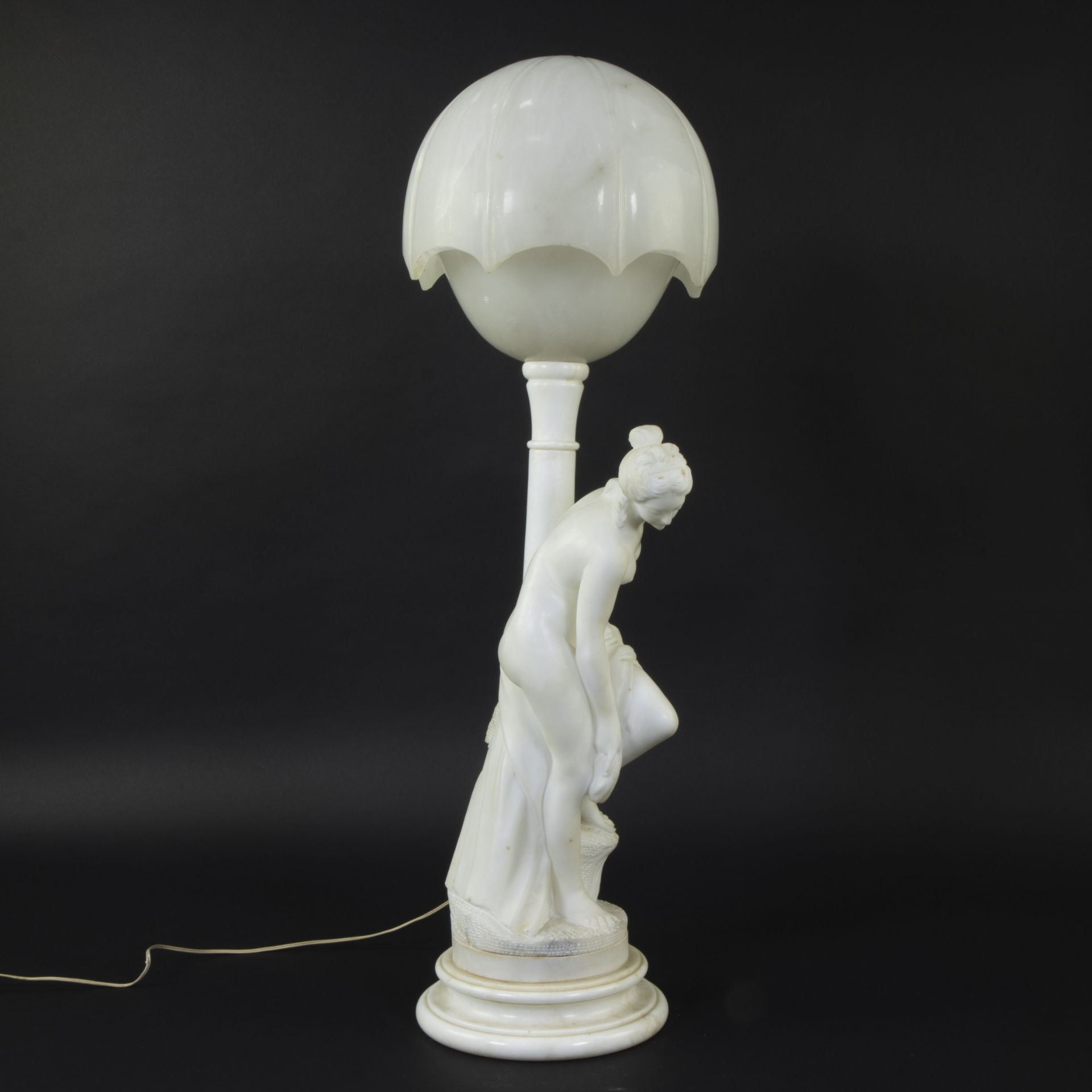 An alabaster and Carrara marble table lamp, decorated with the sculpture of a nude with towel, after - Bild 3 aus 5