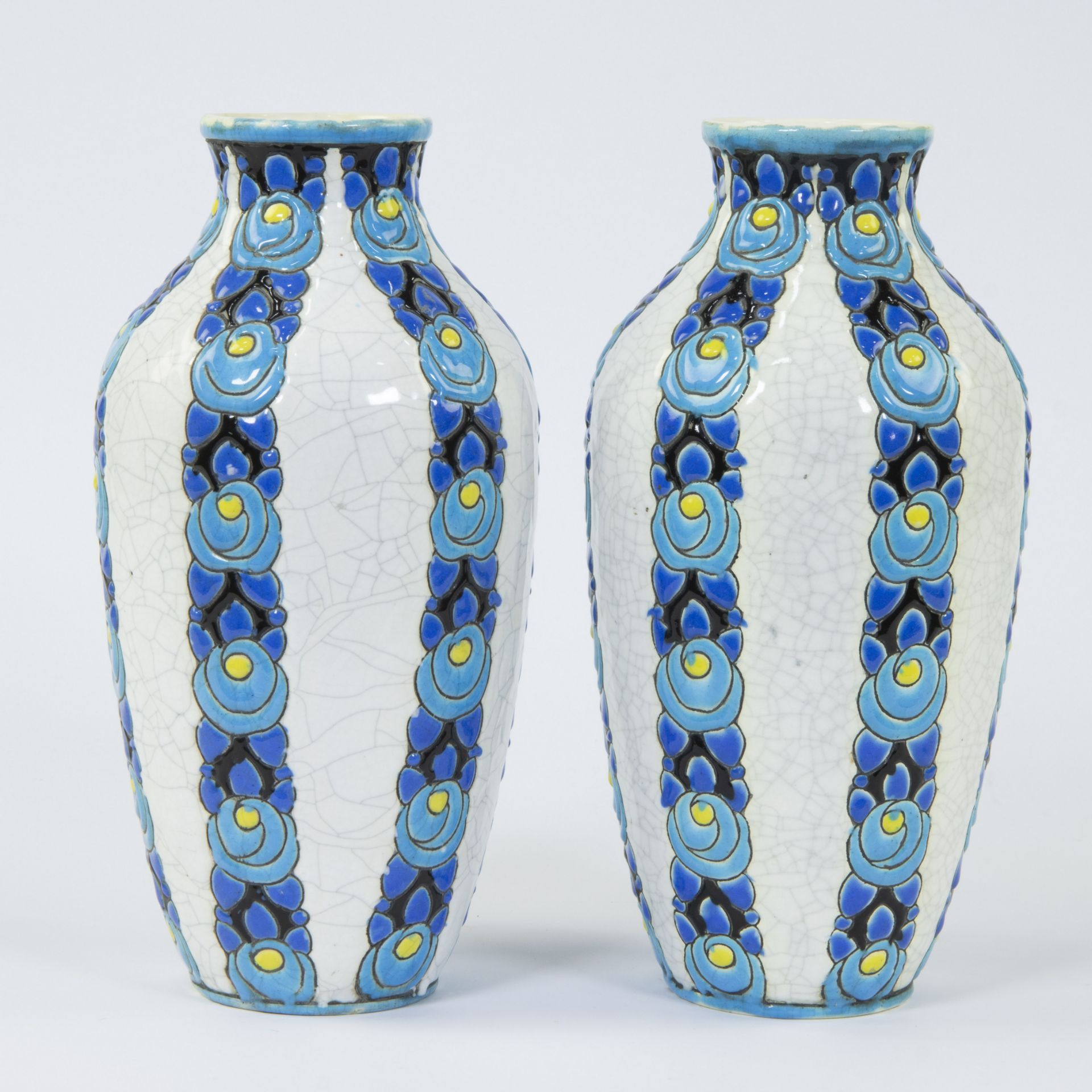 A pair of Boch Keramis Art Deco vases with polychrome floral 'Rosette' decor and crackle glaze, D704 - Bild 2 aus 5