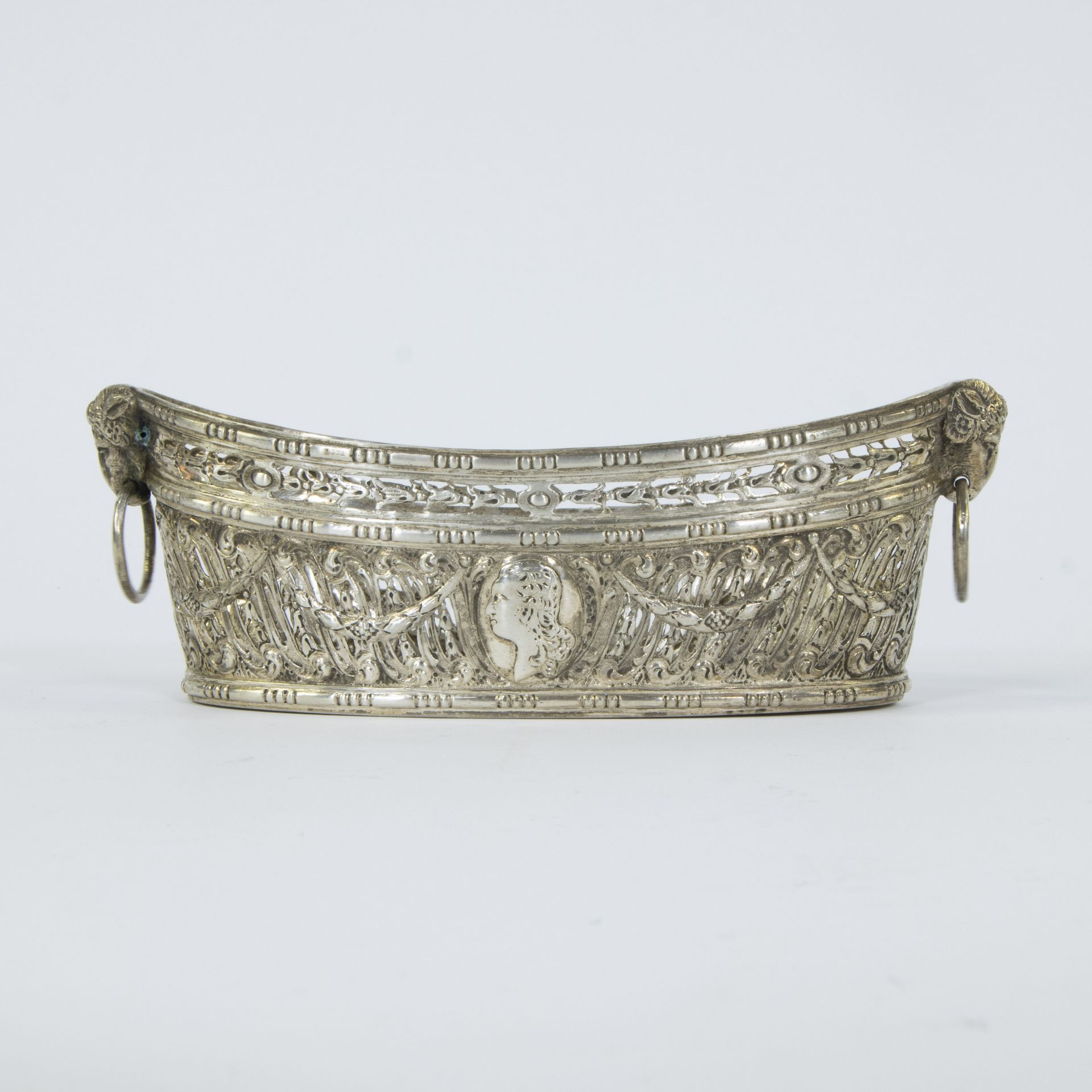 A French oval silver basket in Louis XVI style decorated with garlands, medallion and ram's heads - Bild 3 aus 6