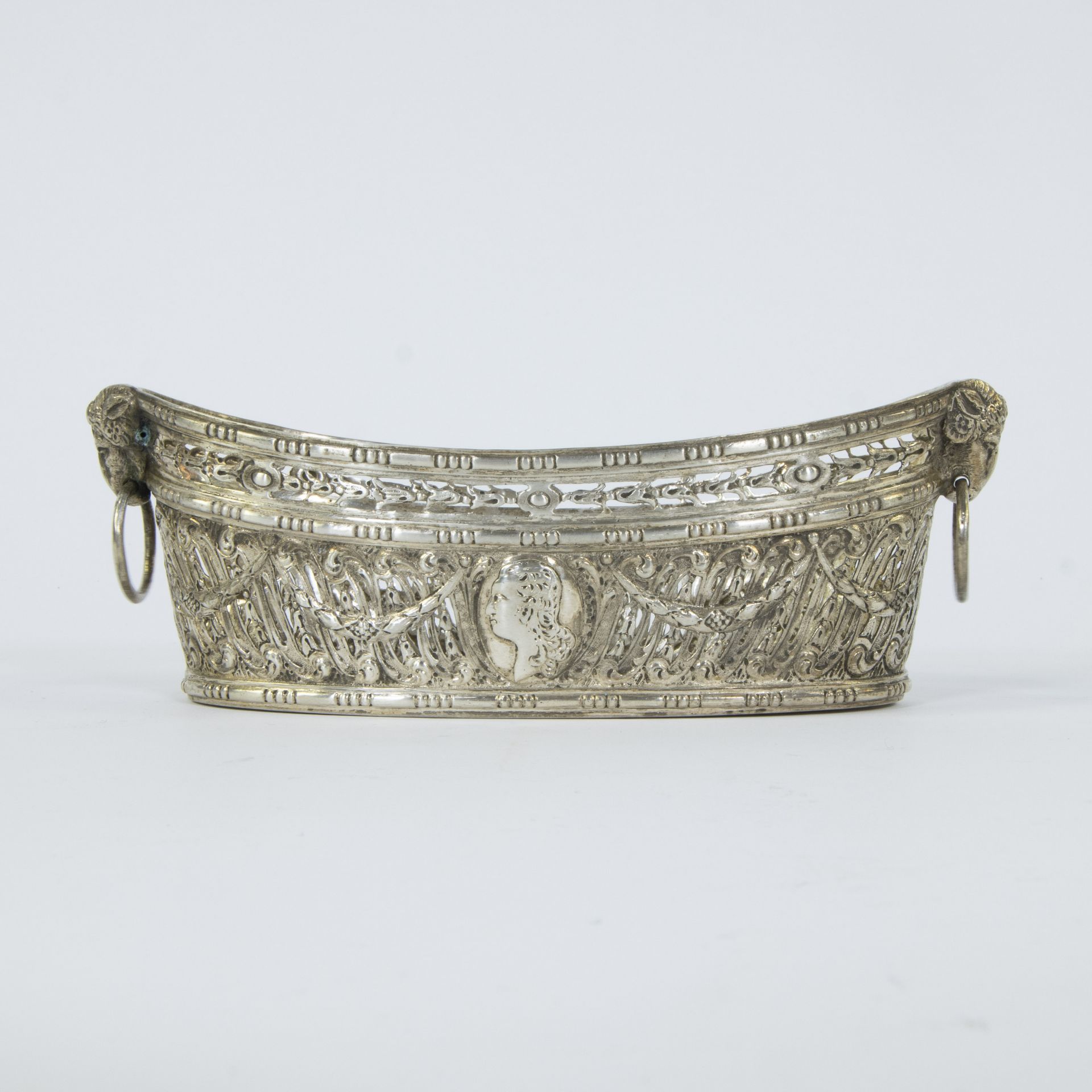 A French oval silver basket in Louis XVI style decorated with garlands, medallion and ram's heads - Image 3 of 6