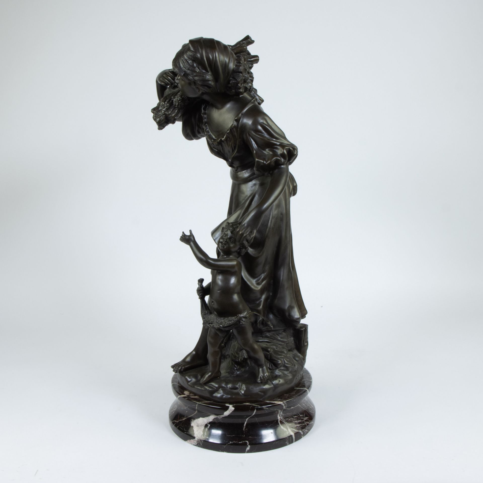 Bronze sculpture Girl with child on marble base, signed, after Auguste MOREAU - Image 2 of 5