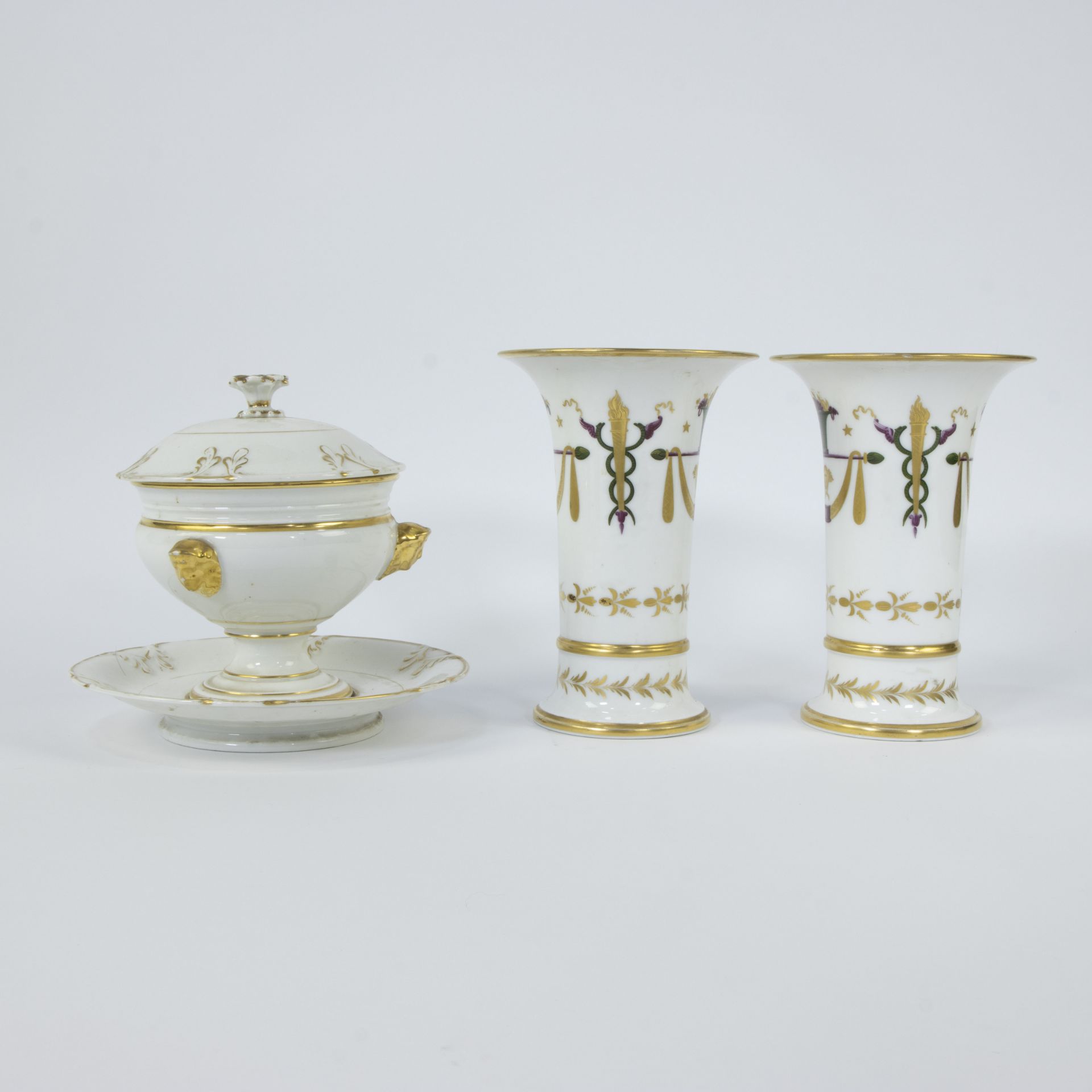 Collection of Empire porcelain, pair of vases, lidded bowl, 2 sugar shakers and plate with coat of a - Bild 3 aus 6