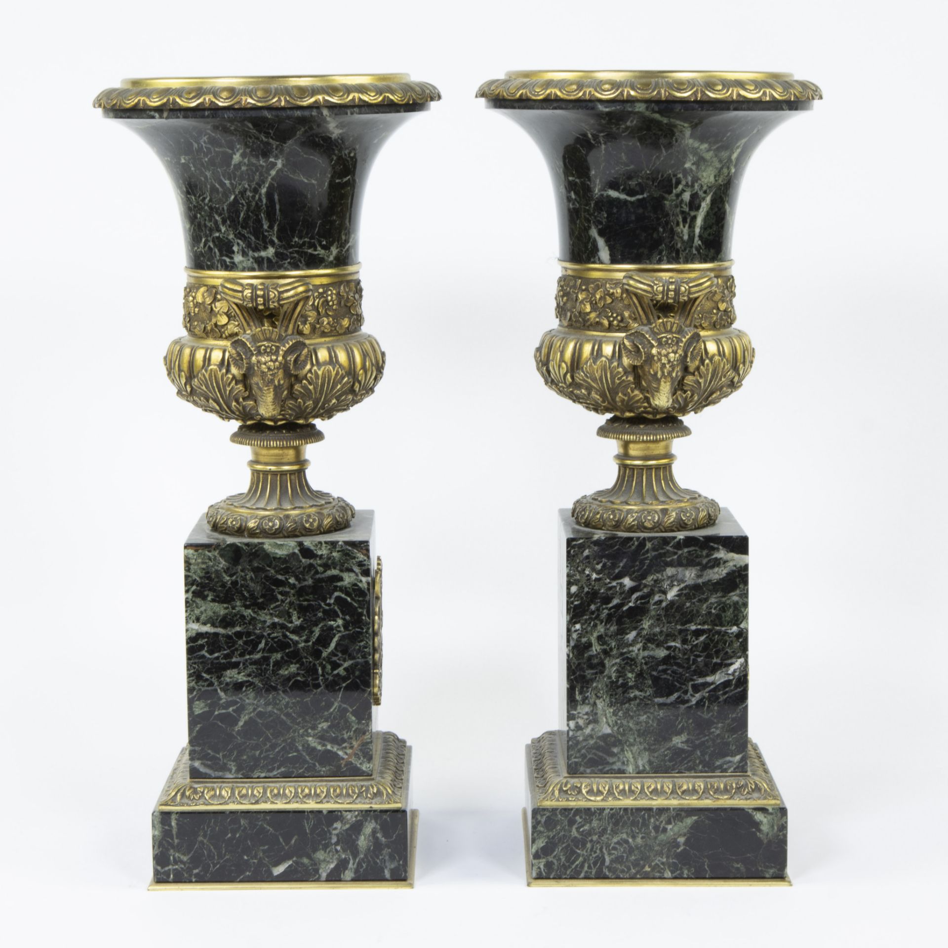 Pair of green-veined marble French Empire urns with gilt bronze fittings - Bild 4 aus 4