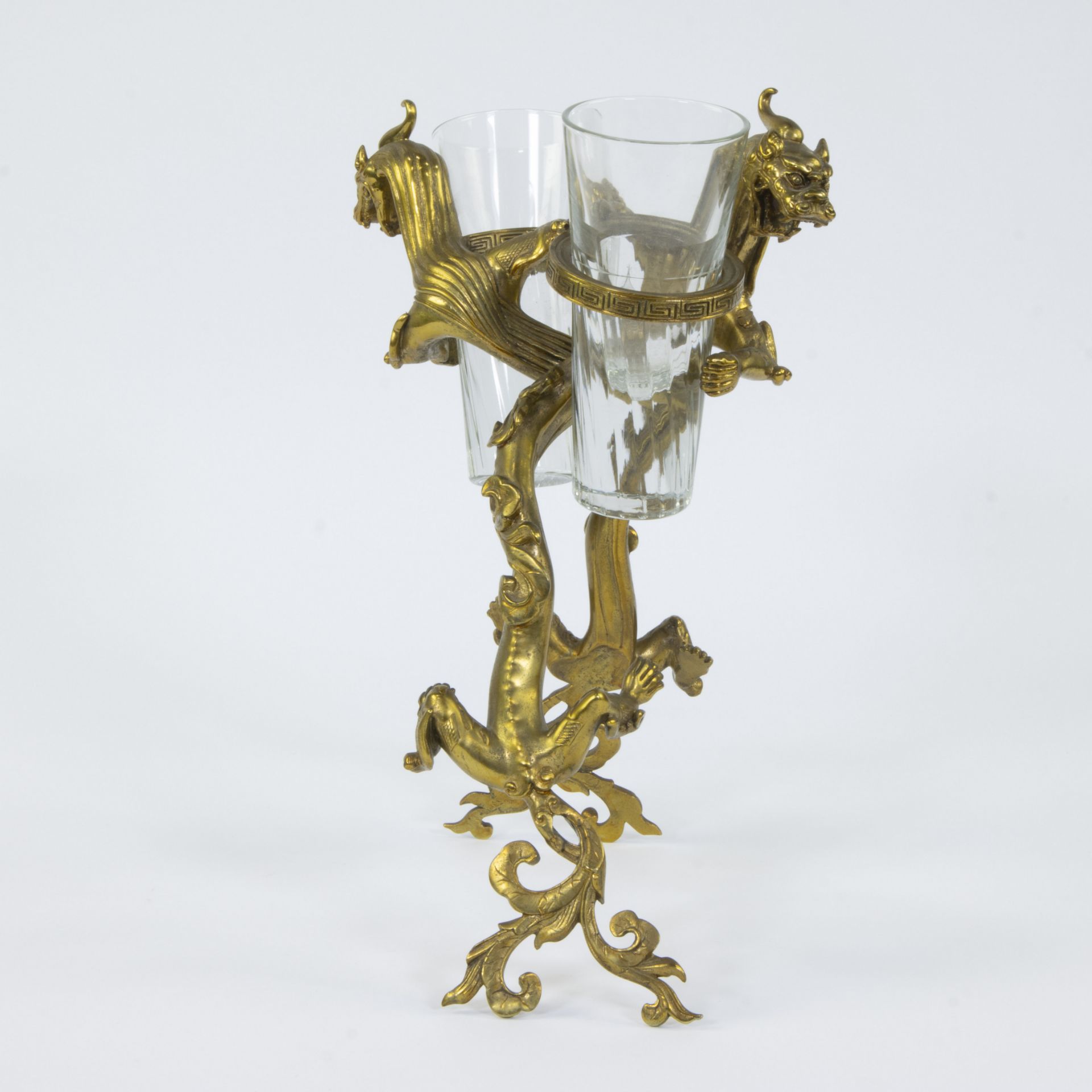 A 'twin' glass holder in gilt bronze in the shape of 2 dragons, circa 1900 - Bild 2 aus 4