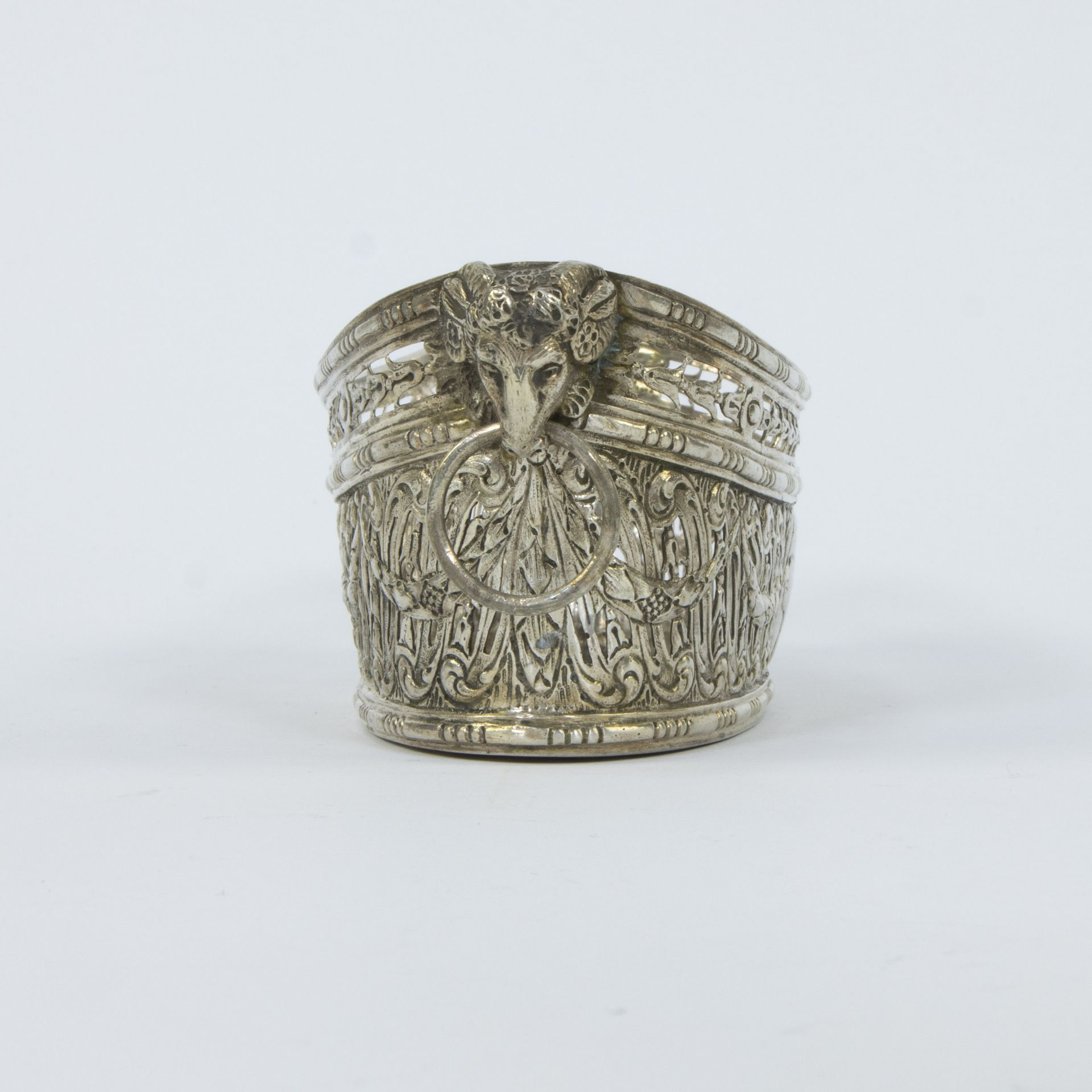 A French oval silver basket in Louis XVI style decorated with garlands, medallion and ram's heads - Image 5 of 6