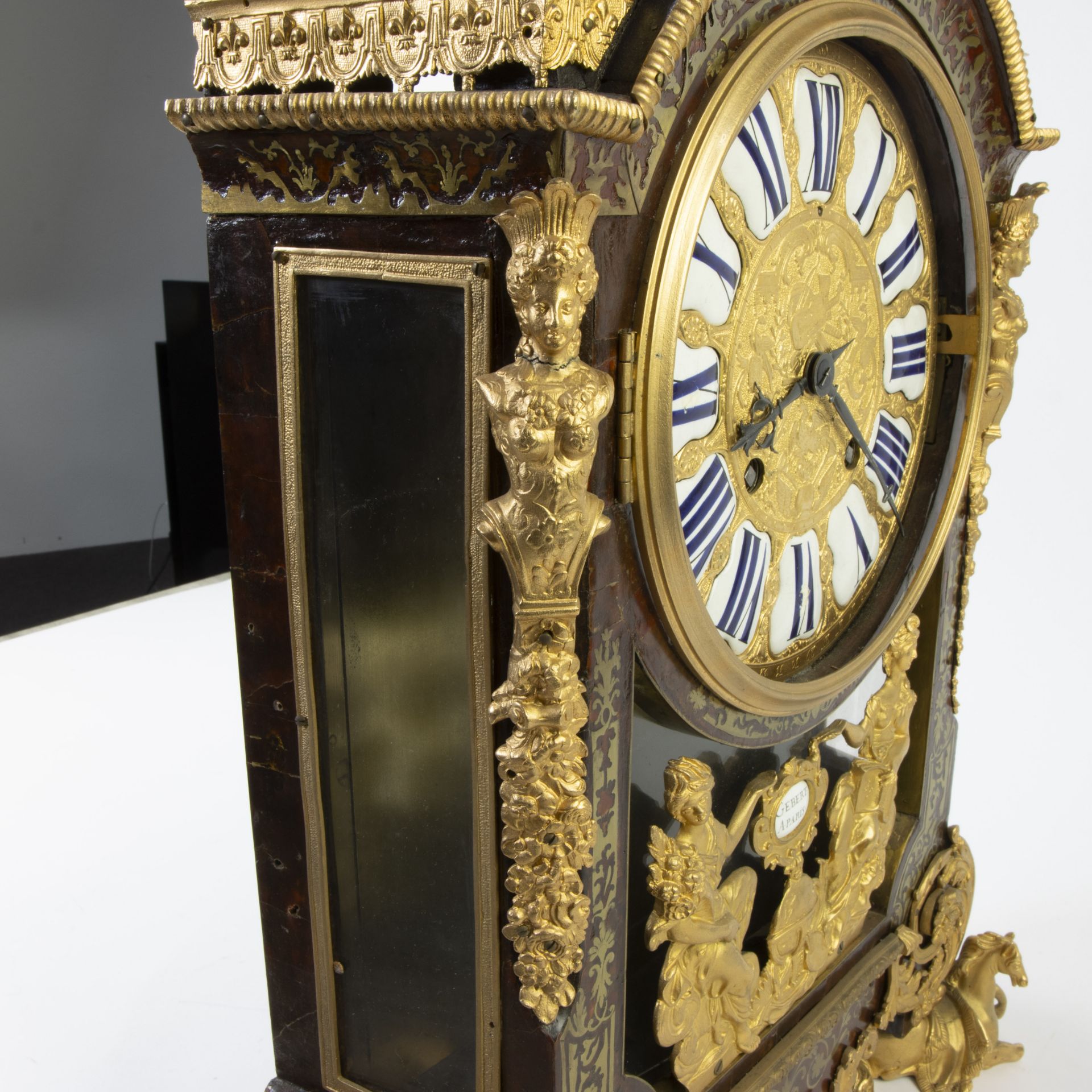 Superb French 19th-century Louis XV boulle clock, pediment surmounted by a classical female figure, - Bild 7 aus 8