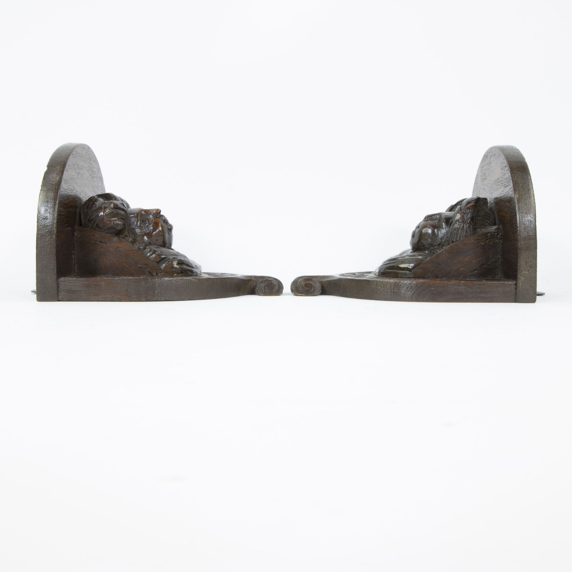 Pair of wooden hanging consoles with boys adorned with a turban - Image 3 of 4