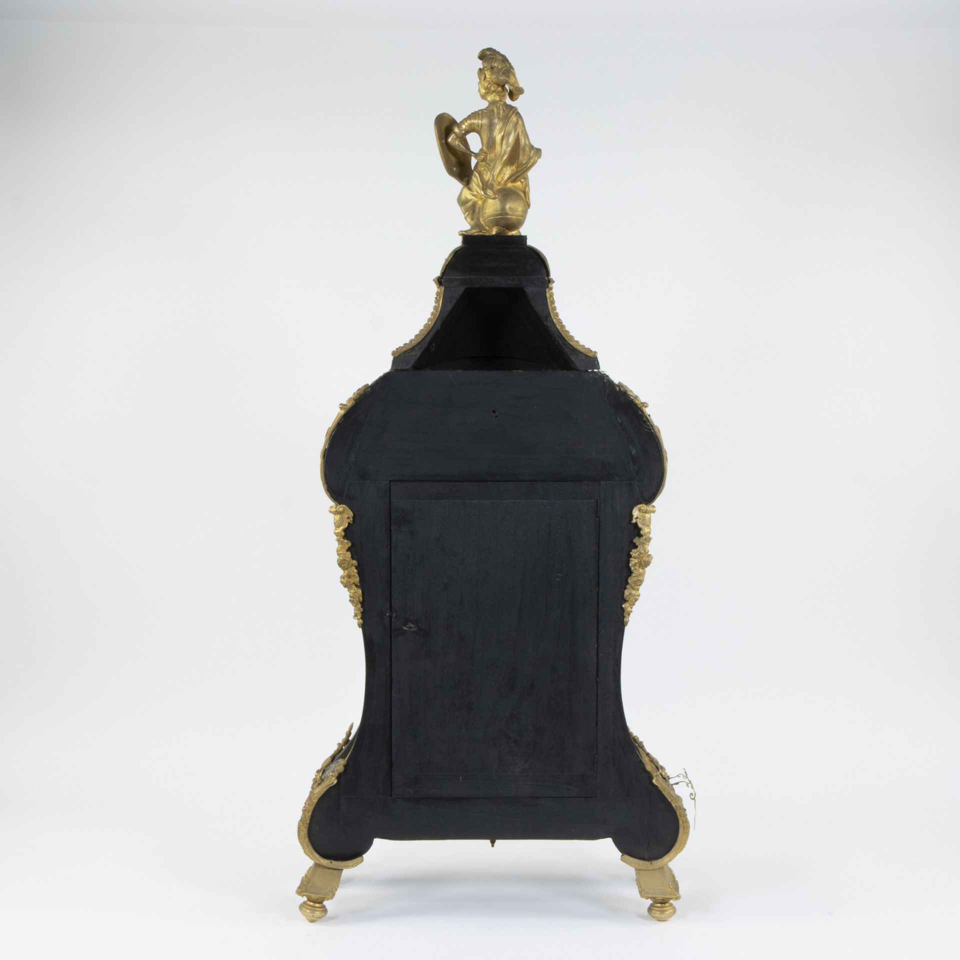 A Louis XV-style cartel clock of black-painted wood decorated with a classical figure and rich gilt - Bild 4 aus 7