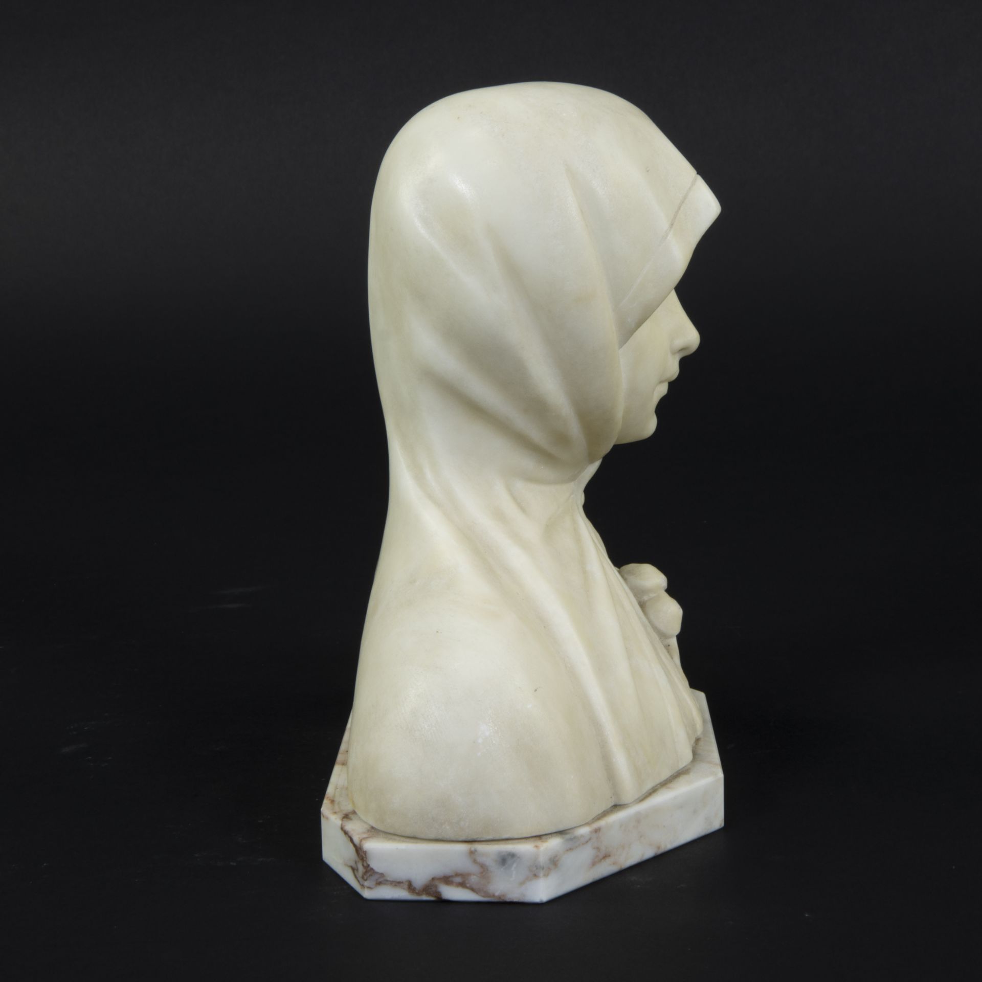 Richard AURILI (1864-1943), marble bust of a girl, signed - Image 4 of 5