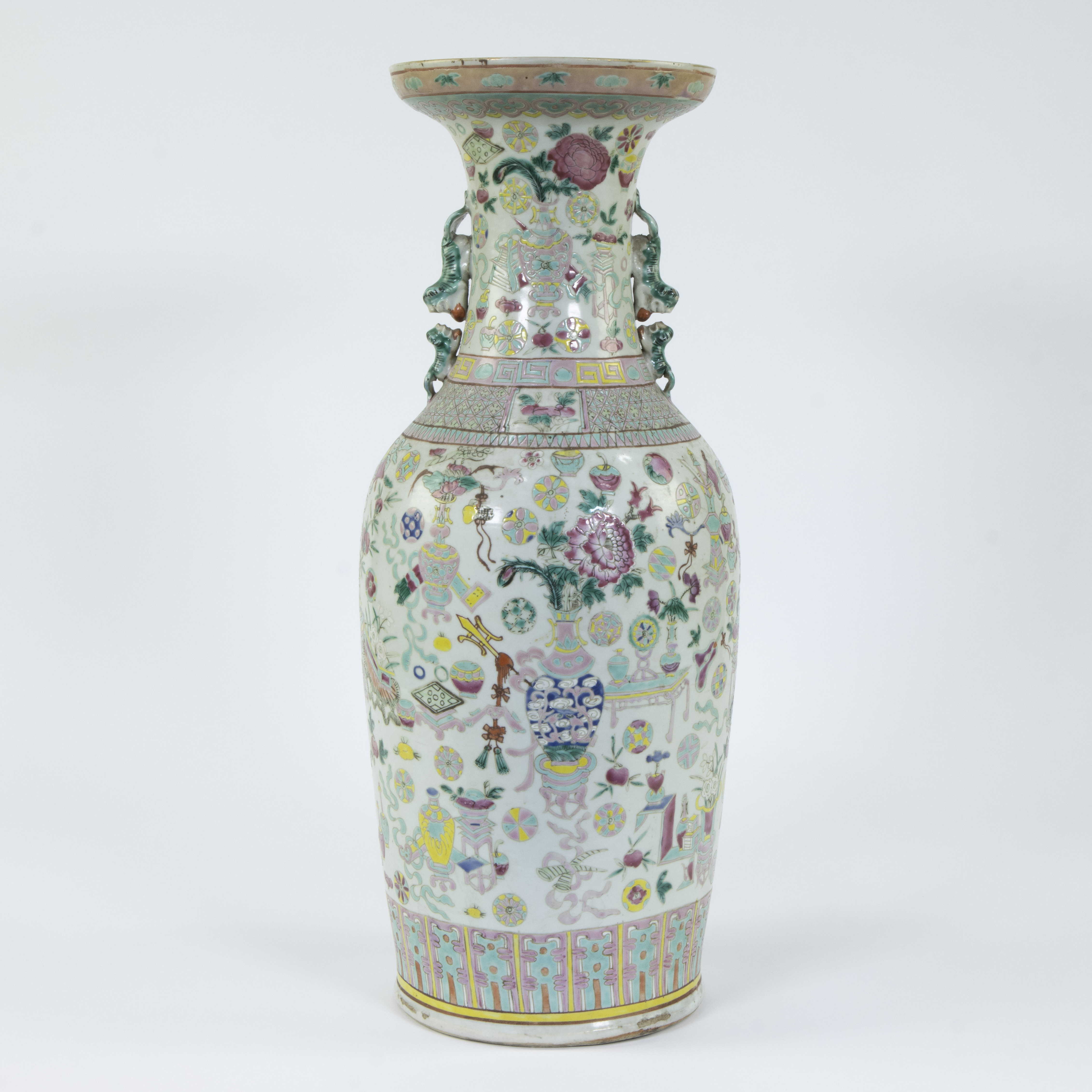 Baluster vase in Chinese porcelain with decoration of valuables, famille rose, 19th century - Image 3 of 6