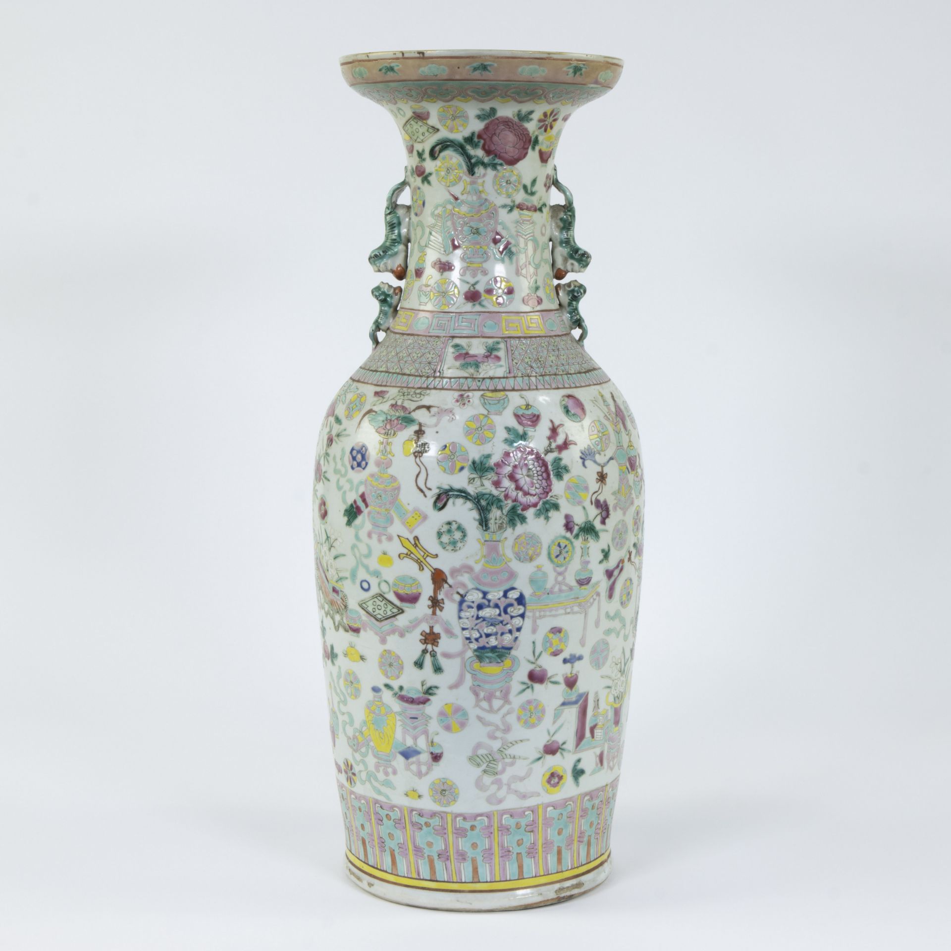 Baluster vase in Chinese porcelain with decoration of valuables, famille rose, 19th century - Image 3 of 6