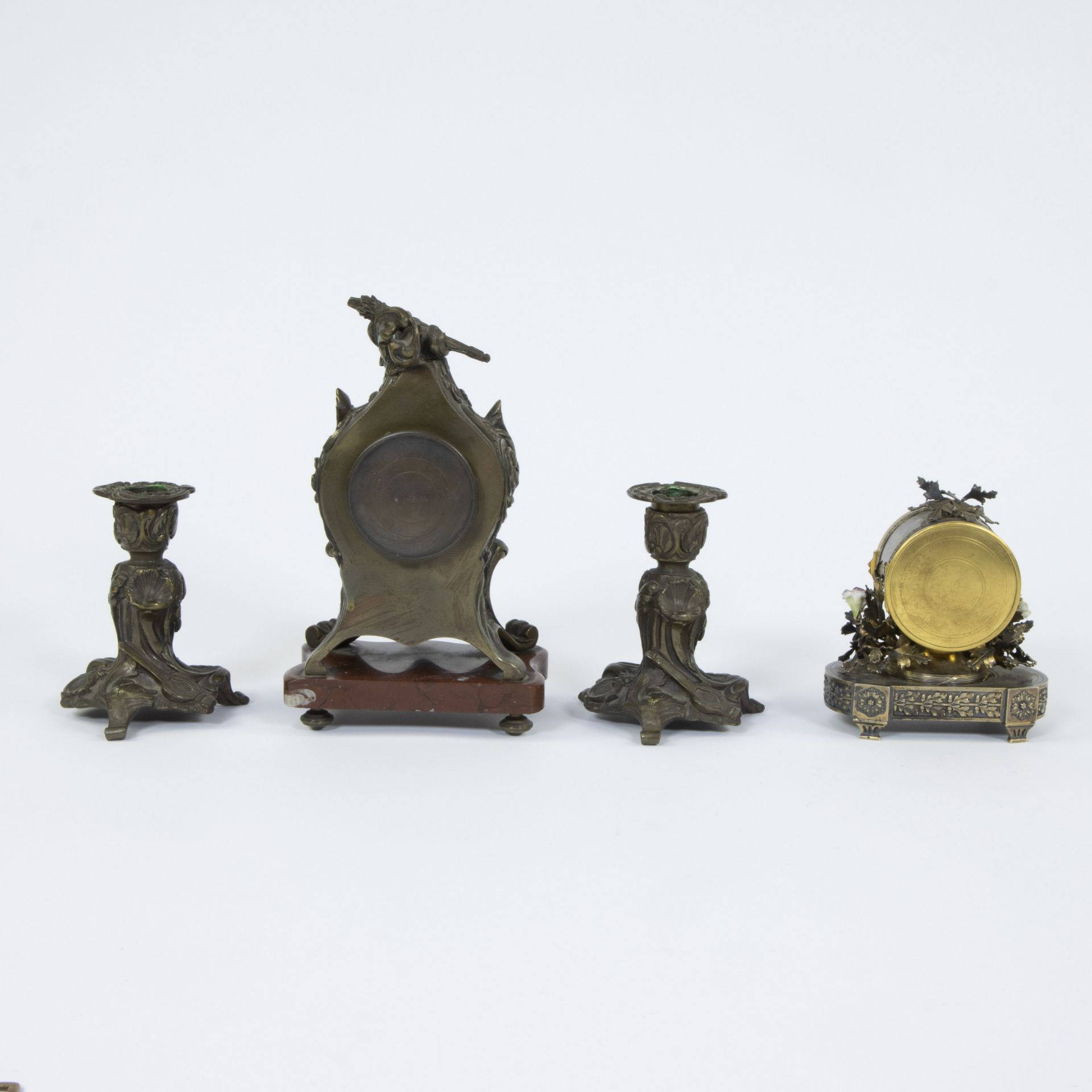 Fine bronze mantelpiece with 2 candlesticks and small bronze mantel clock with porcelain flowers, bo - Bild 3 aus 7