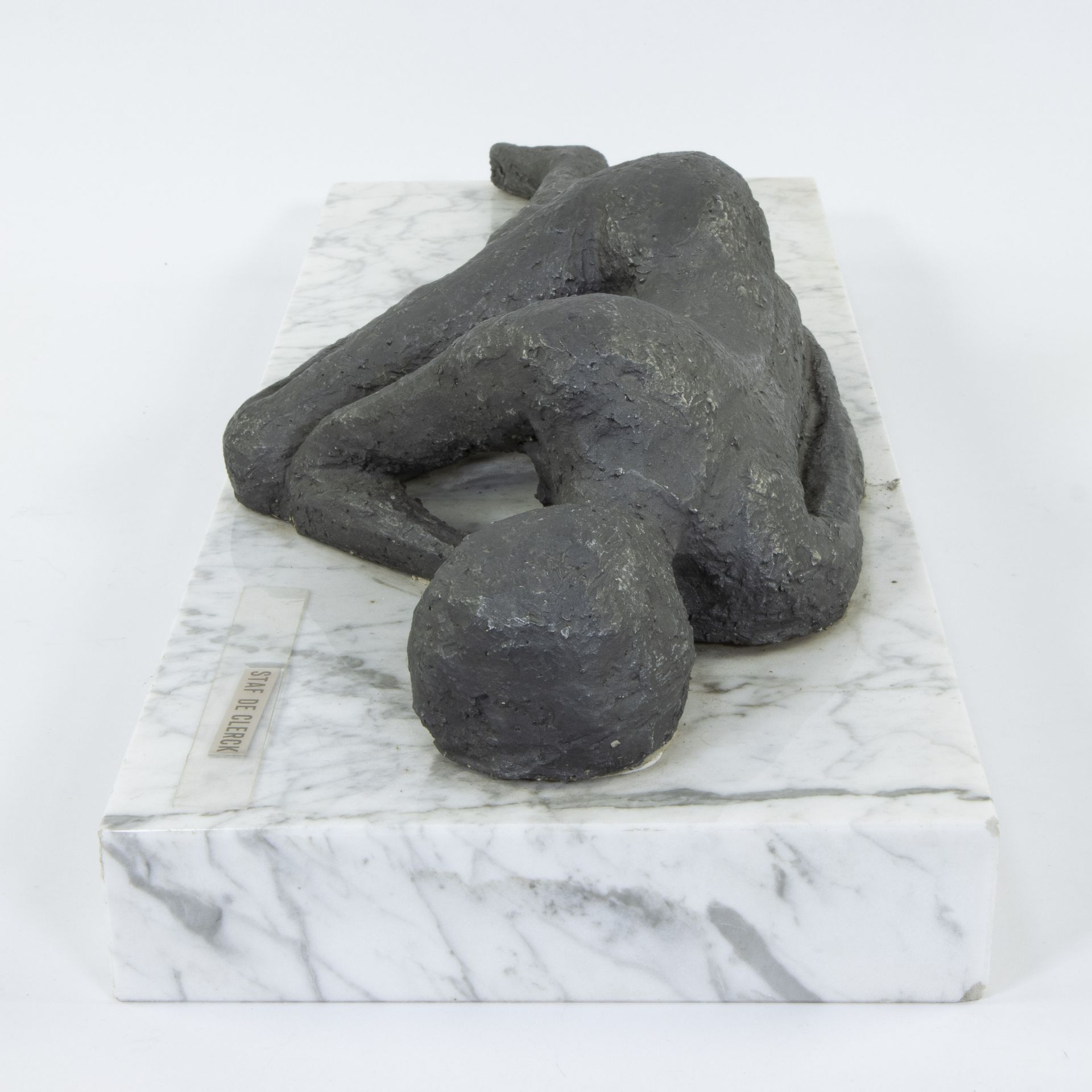 Staf De Clerck, sculpture of a reclining nude on marble plinth, signed - Bild 2 aus 5