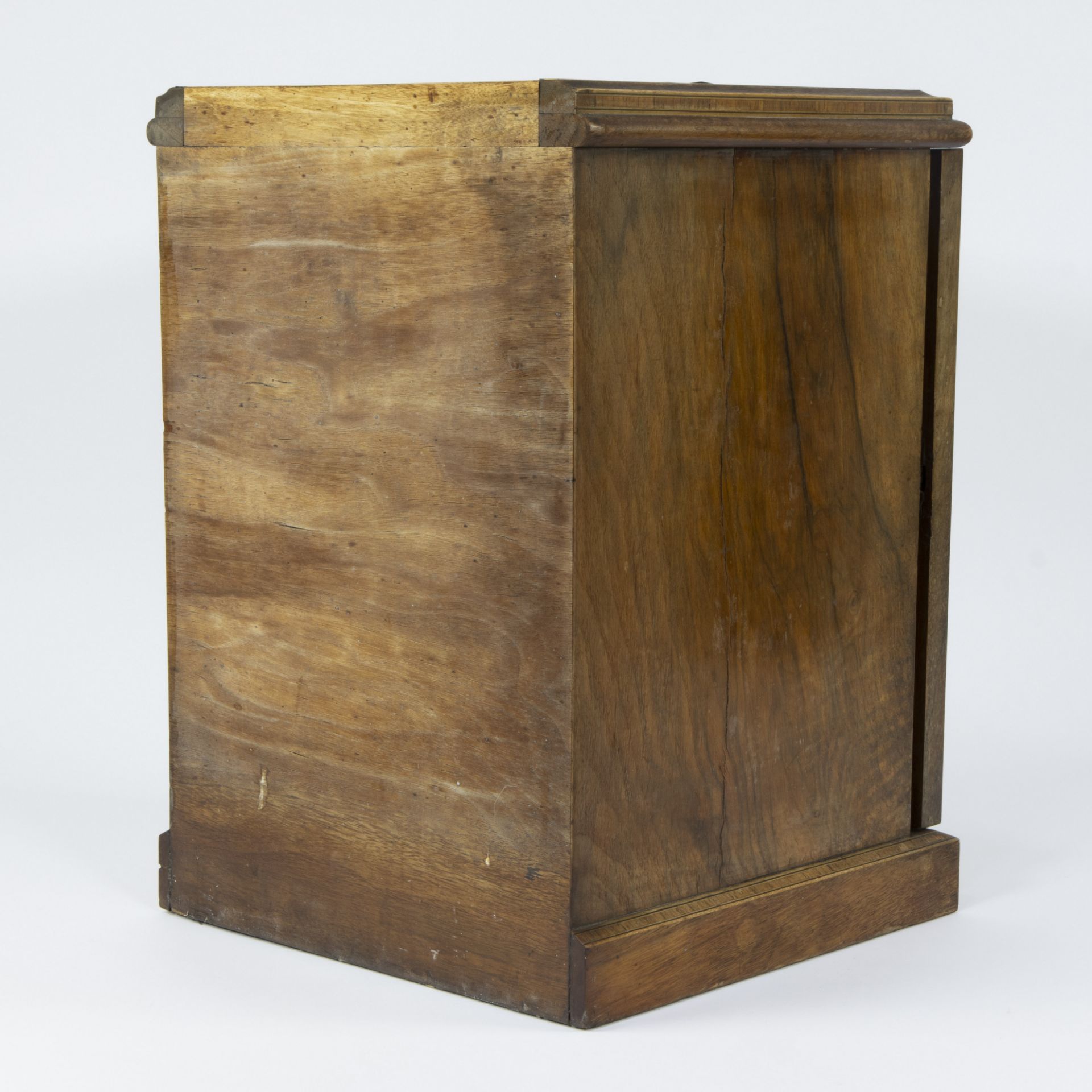 Small table showcase with marquetry, 3 drawers and engraved coat of arms on glass - Image 3 of 4