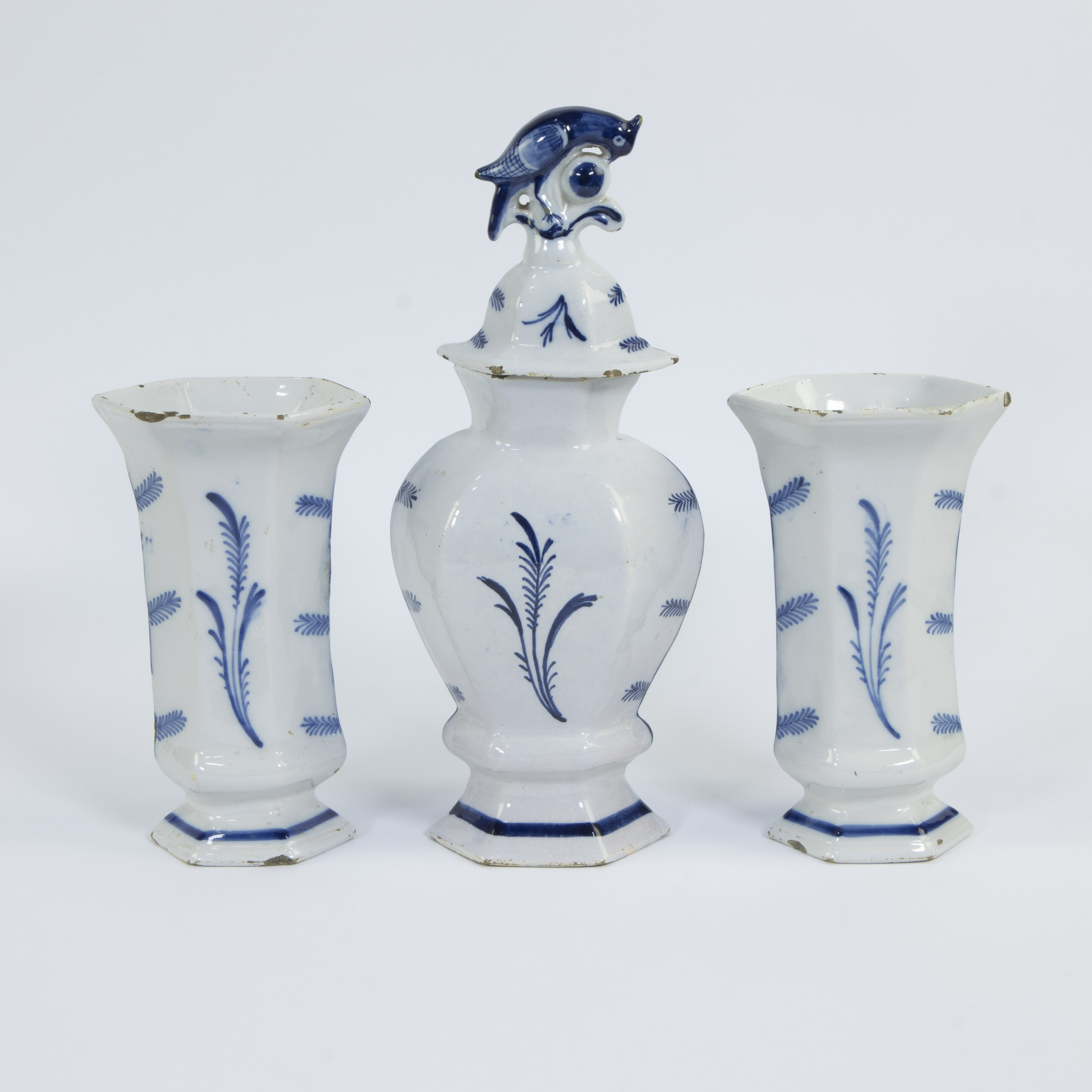 Collection Delftware, 3 polychrome plates 18th century and 3 vases blue white from a garniture set - Image 5 of 5