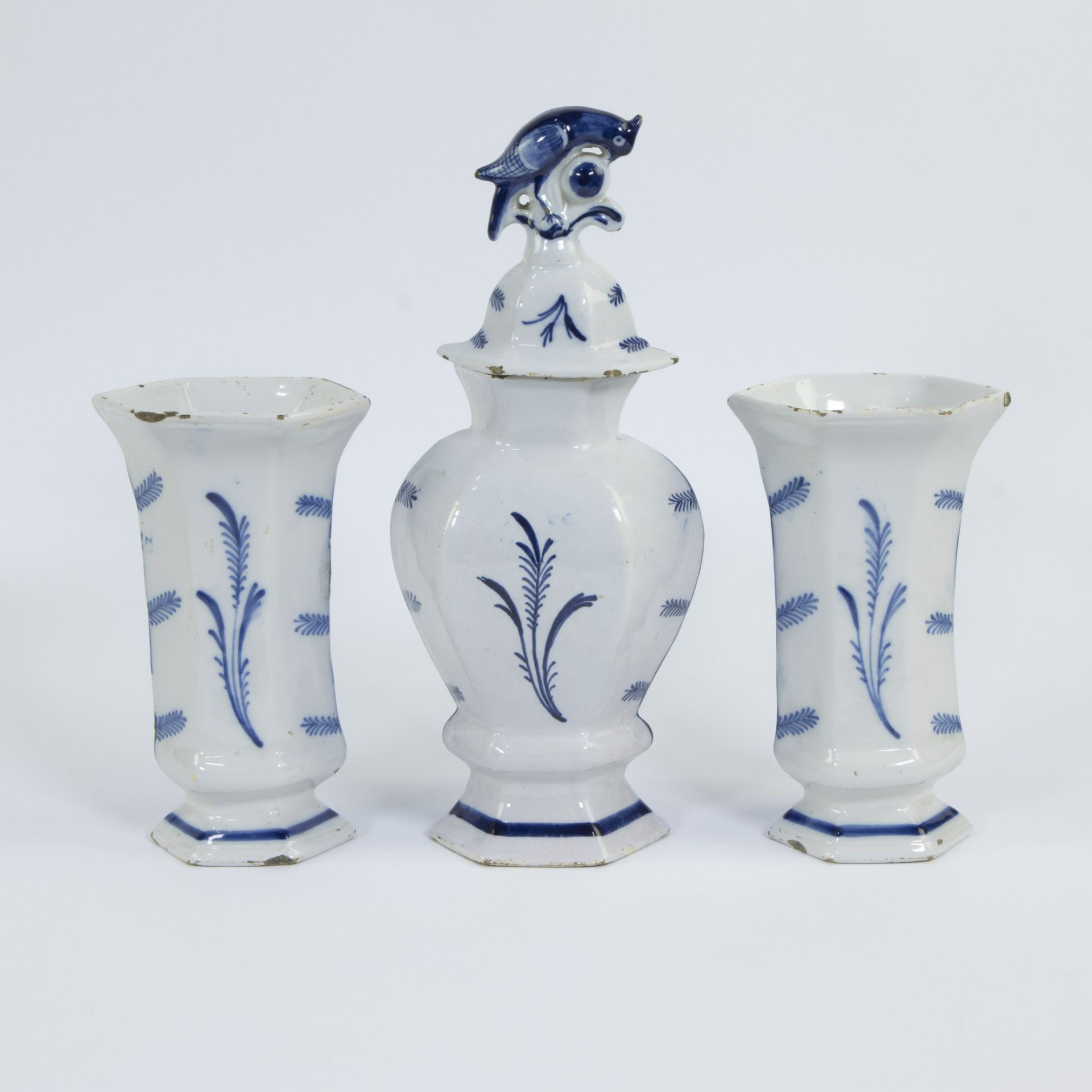 Collection Delftware, 3 polychrome plates 18th century and 3 vases blue white from a garniture set - Bild 5 aus 5