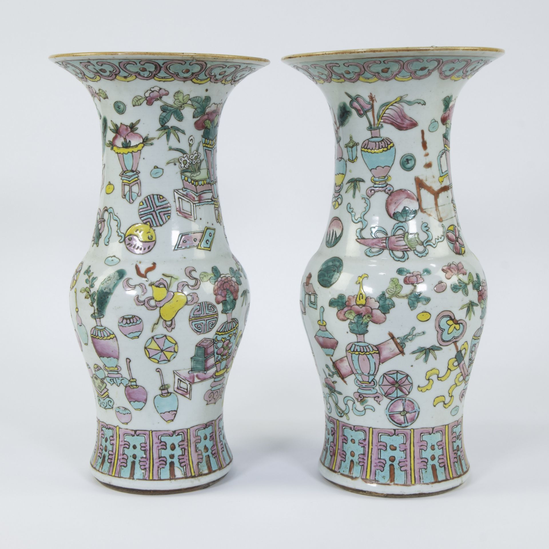 Pair of Chinese famille rose Yenyen vases with decoration of valuables, 19th century - Bild 4 aus 6