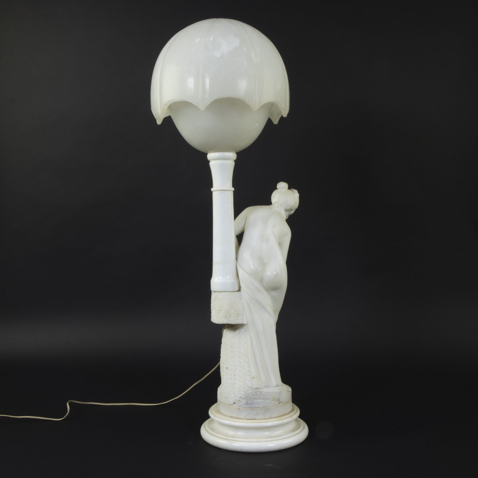 An alabaster and Carrara marble table lamp, decorated with the sculpture of a nude with towel, after - Bild 4 aus 5