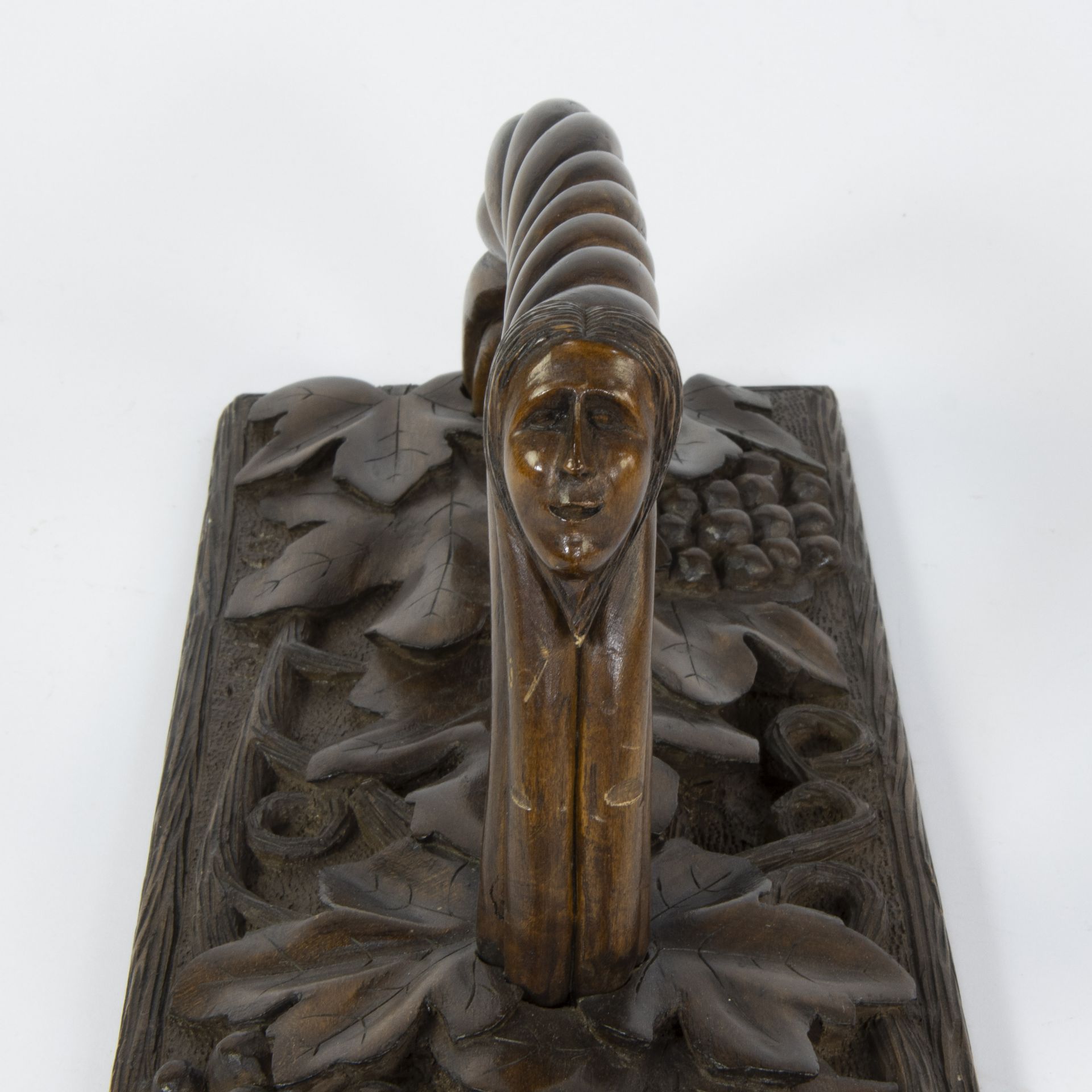 Mangle board with relief decorations, twisted handle with man's head, German, 19th century - Bild 4 aus 4