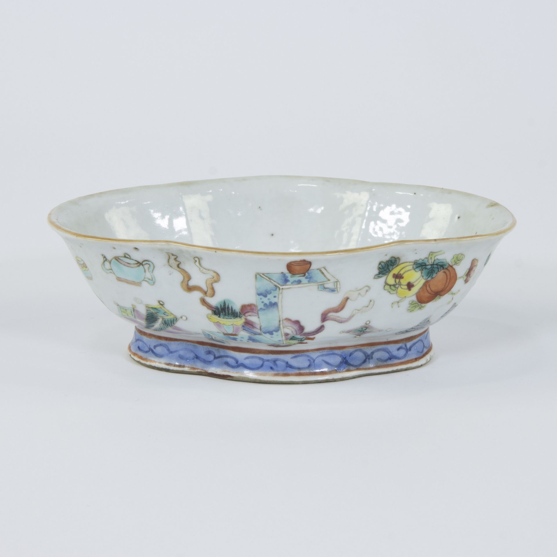 A Chinese famille rose bowl with decoration of valuables and fruits, 19th century